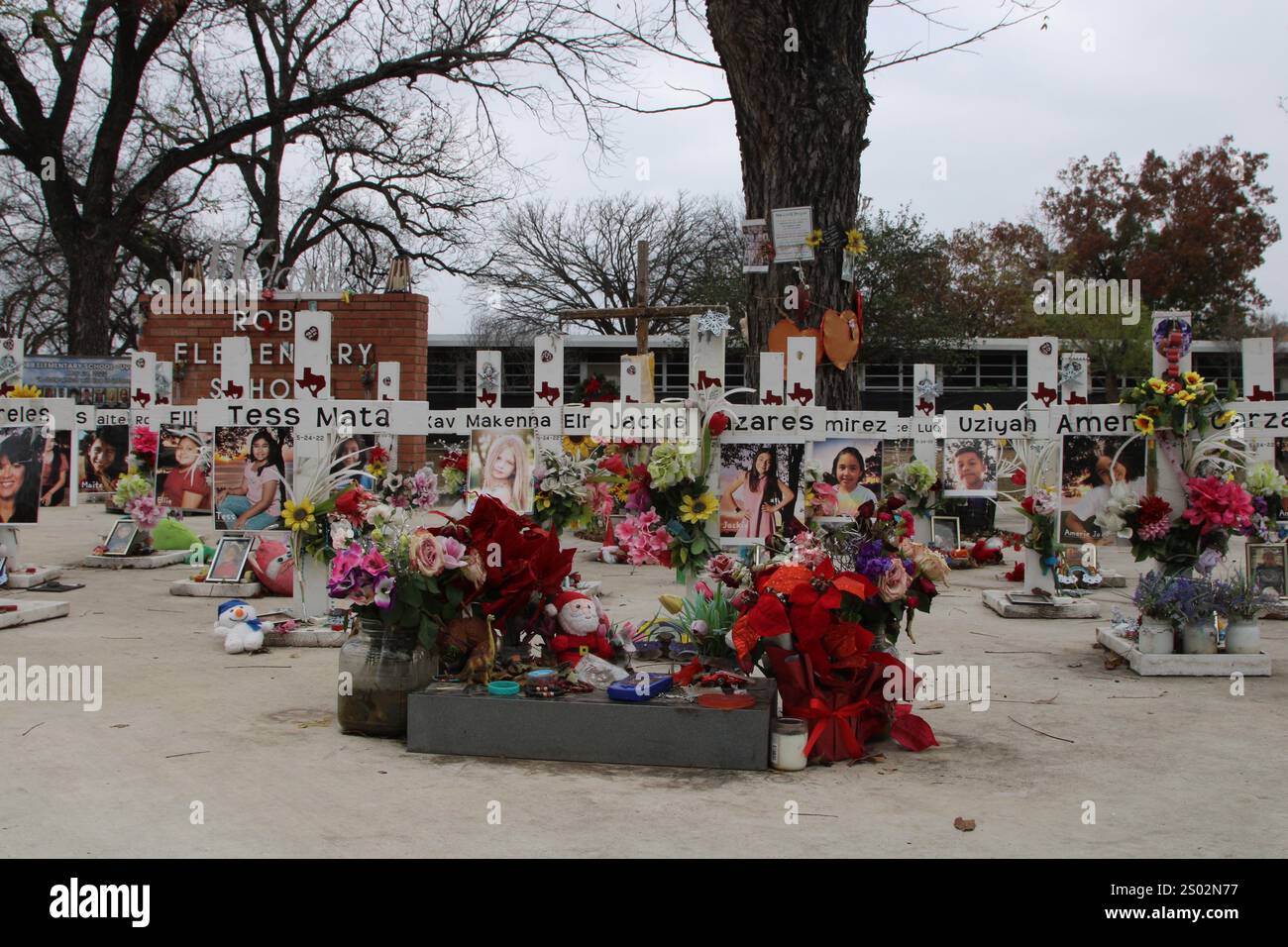 Uvalde, Stati Uniti. 23 dicembre 2024. The Robb Elementary School Shooting Memorial a Uvalde, Texas, USA, il 23 dicembre 2024. Nel maggio dell'anno 2022 un adolescente ha ucciso 19 studenti e due insegnanti alla Robb Elementary School. (Foto di Carlos Kosienski/Sipa) credito: SIPA USA/Alamy Live News Foto Stock