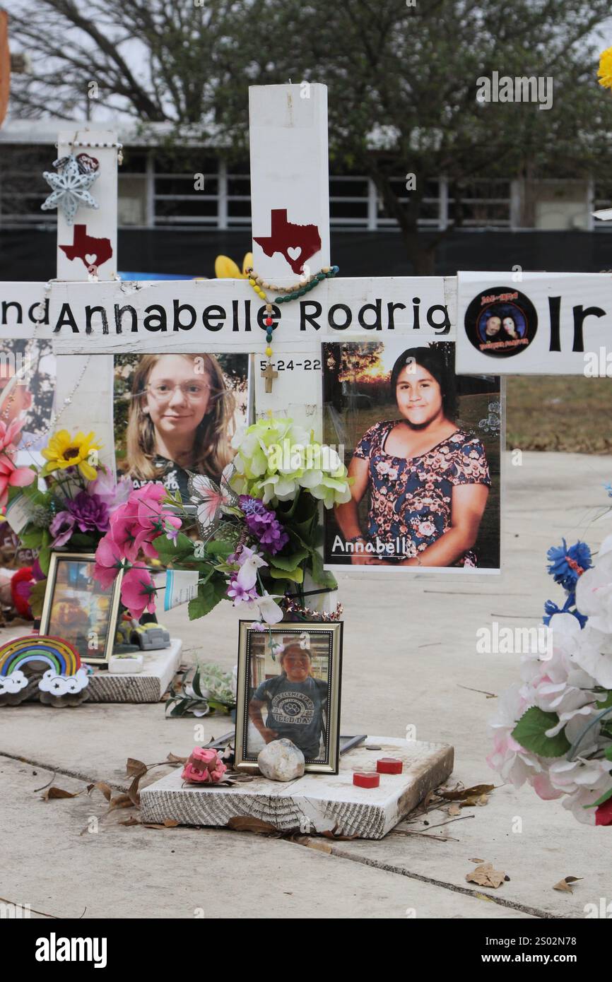 Uvalde, Stati Uniti. 23 dicembre 2024. Una croce per Annabell Rodriguez al Robb Elementary School Shooting Memorial a Uvalde, Texas, USA, il 23 dicembre 2024. Nel maggio dell'anno 2022 un adolescente ha ucciso 19 studenti e due insegnanti alla Robb Elementary School. (Foto di Carlos Kosienski/Sipa) credito: SIPA USA/Alamy Live News Foto Stock