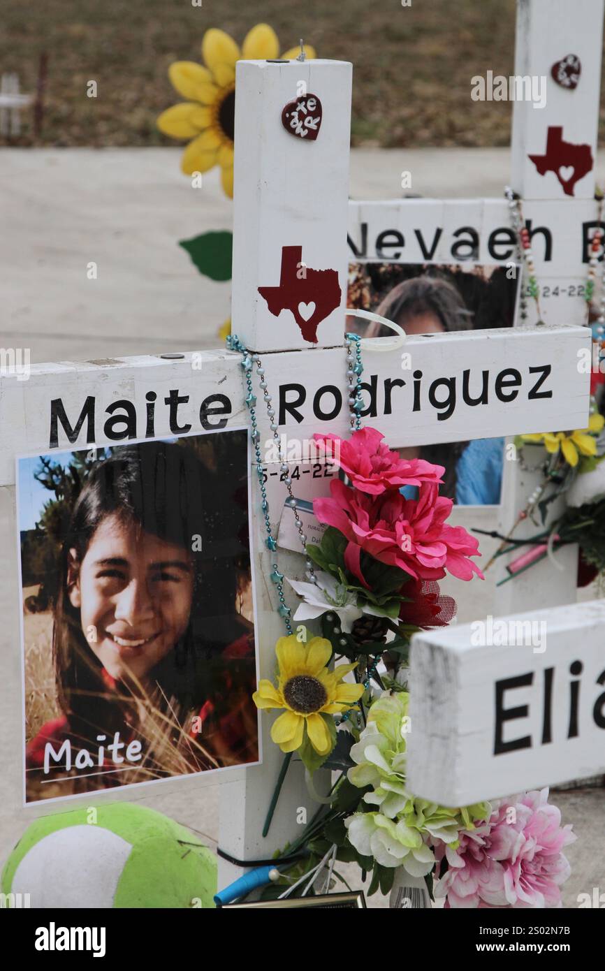 Uvalde, Stati Uniti. 23 dicembre 2024. Una croce per Maite Rodriguez al Robb Elementary School Shooting Memorial di Uvalde, Texas, USA, il 23 dicembre 2024. Nel maggio dell'anno 2022 un adolescente ha ucciso 19 studenti e due insegnanti alla Robb Elementary School. (Foto di Carlos Kosienski/Sipa) credito: SIPA USA/Alamy Live News Foto Stock