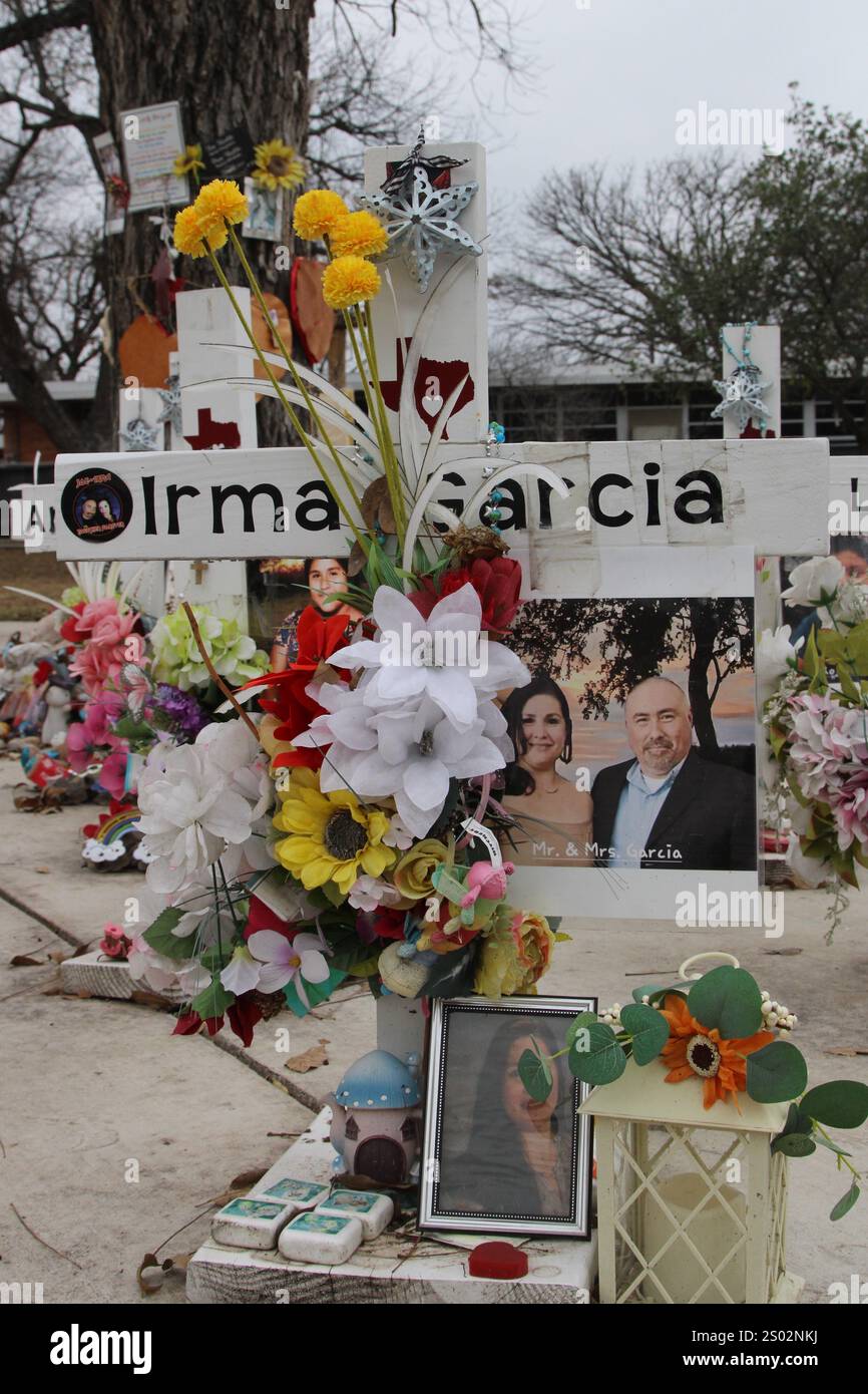Uvalde, Stati Uniti. 23 dicembre 2024. Una croce per Irma Garcia al Robb Elementary School Shooting Memorial di Uvalde, Texas, USA, il 23 dicembre 2024. Nel maggio dell'anno 2022 un adolescente ha ucciso 19 studenti e due insegnanti alla Robb Elementary School. (Foto di Carlos Kosienski/Sipa) credito: SIPA USA/Alamy Live News Foto Stock