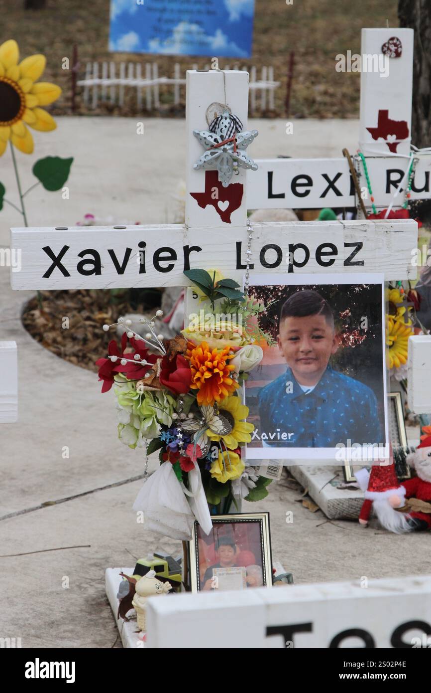 Uvalde, Stati Uniti. 23 dicembre 2024. Una croce per Xavier Lopez al Robb Elementary School shooting Memorial a Uvalde, Texas, USA, il 23 dicembre 2024. Nel maggio dell'anno 2022 un adolescente ha ucciso 19 studenti e due insegnanti alla Robb Elementary School. (Foto di Carlos Kosienski/Sipa) credito: SIPA USA/Alamy Live News Foto Stock