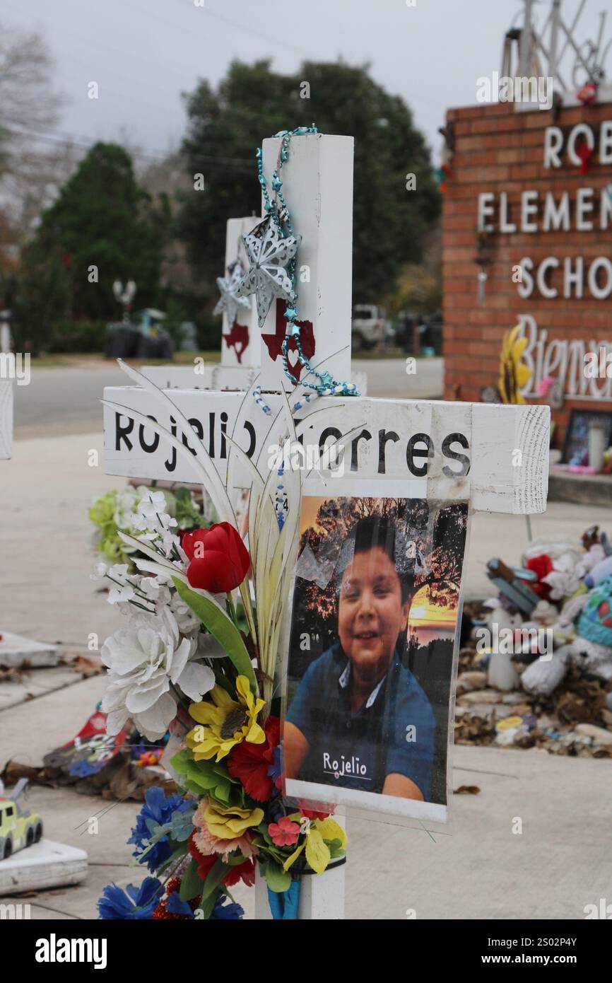 Uvalde, Stati Uniti. 23 dicembre 2024. Una croce per Rojelio Torres al Robb Elementary School Shooting Memorial di Uvalde, Texas, USA, il 23 dicembre 2024. Nel maggio dell'anno 2022 un adolescente ha ucciso 19 studenti e due insegnanti alla Robb Elementary School. (Foto di Carlos Kosienski/Sipa) credito: SIPA USA/Alamy Live News Foto Stock