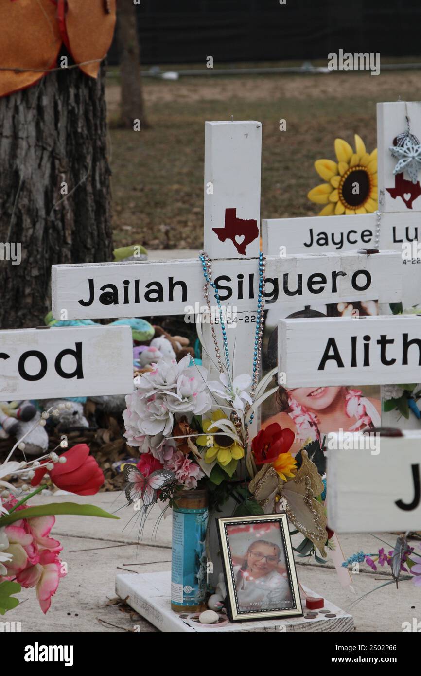 Uvalde, Stati Uniti. 23 dicembre 2024. Una croce per Jailah Silguero al Robb Elementary School Shooting Memorial di Uvalde, Texas, USA, il 23 dicembre 2024. Nel maggio dell'anno 2022 un adolescente ha ucciso 19 studenti e due insegnanti alla Robb Elementary School. (Foto di Carlos Kosienski/Sipa) credito: SIPA USA/Alamy Live News Foto Stock