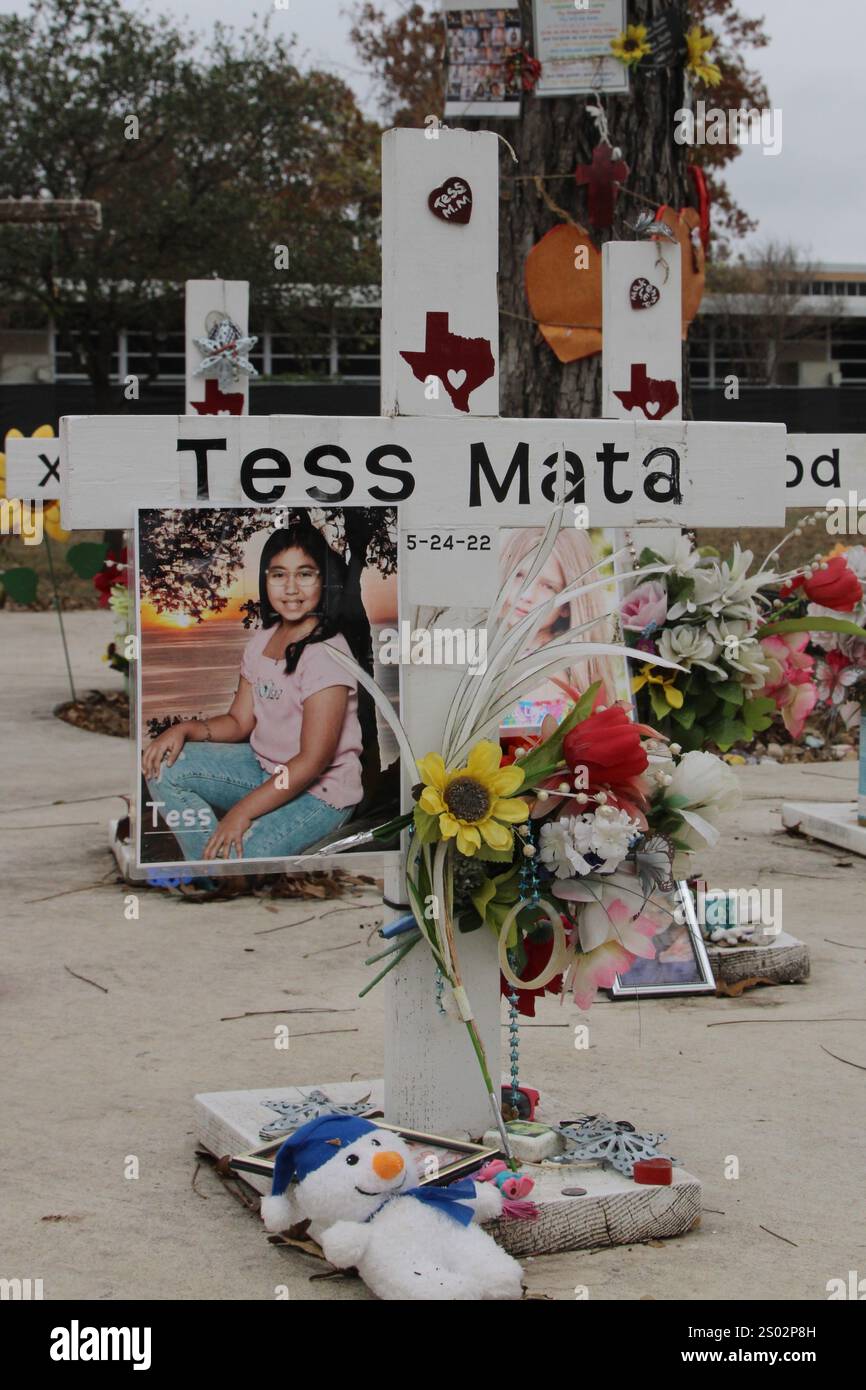 Uvalde, Stati Uniti. 23 dicembre 2024. Una croce per Tess Mata al Robb Elementary School Shooting Memorial di Uvalde, Texas, USA, il 23 dicembre 2024. Nel maggio dell'anno 2022 un adolescente ha ucciso 19 studenti e due insegnanti alla Robb Elementary School. (Foto di Carlos Kosienski/Sipa) credito: SIPA USA/Alamy Live News Foto Stock