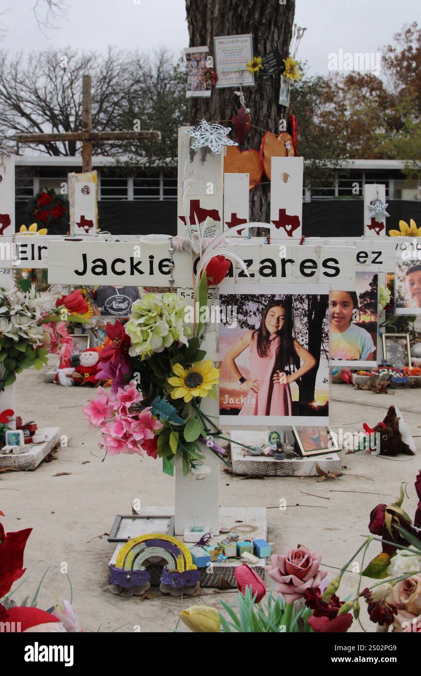 Uvalde, Stati Uniti. 23 dicembre 2024. Una croce per Jackie Cazares al Robb Elementary School Shooting Memorial di Uvalde, Texas, USA, il 23 dicembre 2024. Nel maggio dell'anno 2022 un adolescente ha ucciso 19 studenti e due insegnanti alla Robb Elementary School. (Foto di Carlos Kosienski/Sipa) credito: SIPA USA/Alamy Live News Foto Stock