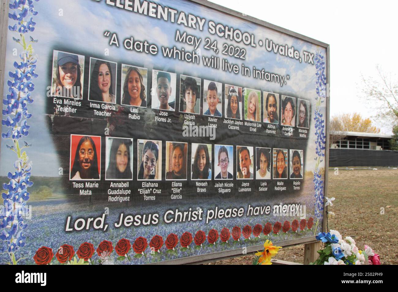 Uvalde, Stati Uniti. 23 dicembre 2024. Un grande poster con tutte le persone che sono morte durante le riprese di massa è in mostra alla Robb Elementary School di Uvalde, Texas, USA, il 23 dicembre 2024. Nel maggio dell'anno 2022 un adolescente ha ucciso 19 studenti e due insegnanti alla Robb Elementary School. (Foto di Carlos Kosienski/Sipa) credito: SIPA USA/Alamy Live News Foto Stock