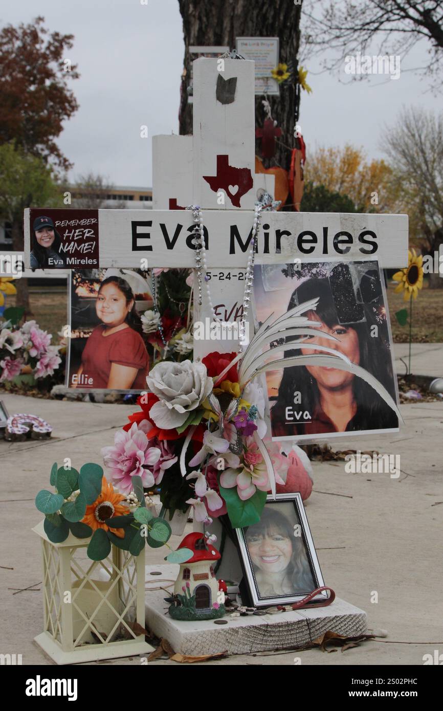 Uvalde, Stati Uniti. 23 dicembre 2024. Una croce per Eva Mireles al Robb Elementary School Shooting Memorial di Uvalde, Texas, USA, il 23 dicembre 2024. Nel maggio dell'anno 2022 un adolescente ha ucciso 19 studenti e due insegnanti alla Robb Elementary School. (Foto di Carlos Kosienski/Sipa) credito: SIPA USA/Alamy Live News Foto Stock