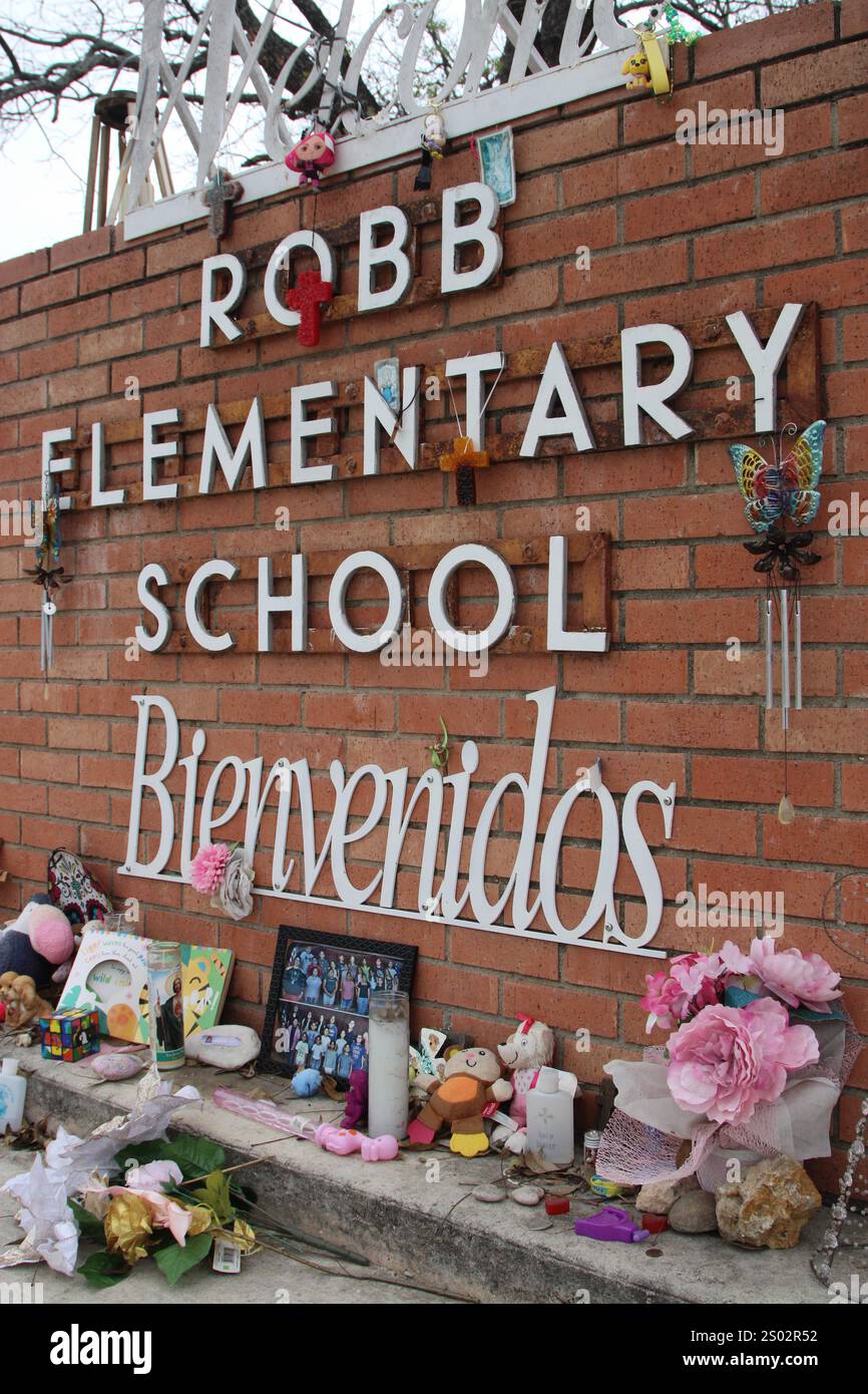 Uvalde, Stati Uniti. 23 dicembre 2024. Il cartello della Robb Elementary School Bienvenidos (benvenuto) alla Robb Elementary di Uvalde, Texas, USA, il 23 dicembre 2024. Nel maggio dell'anno 2022 un adolescente ha ucciso 19 studenti e due insegnanti alla Robb Elementary School. (Foto di Carlos Kosienski/Sipa) credito: SIPA USA/Alamy Live News Foto Stock