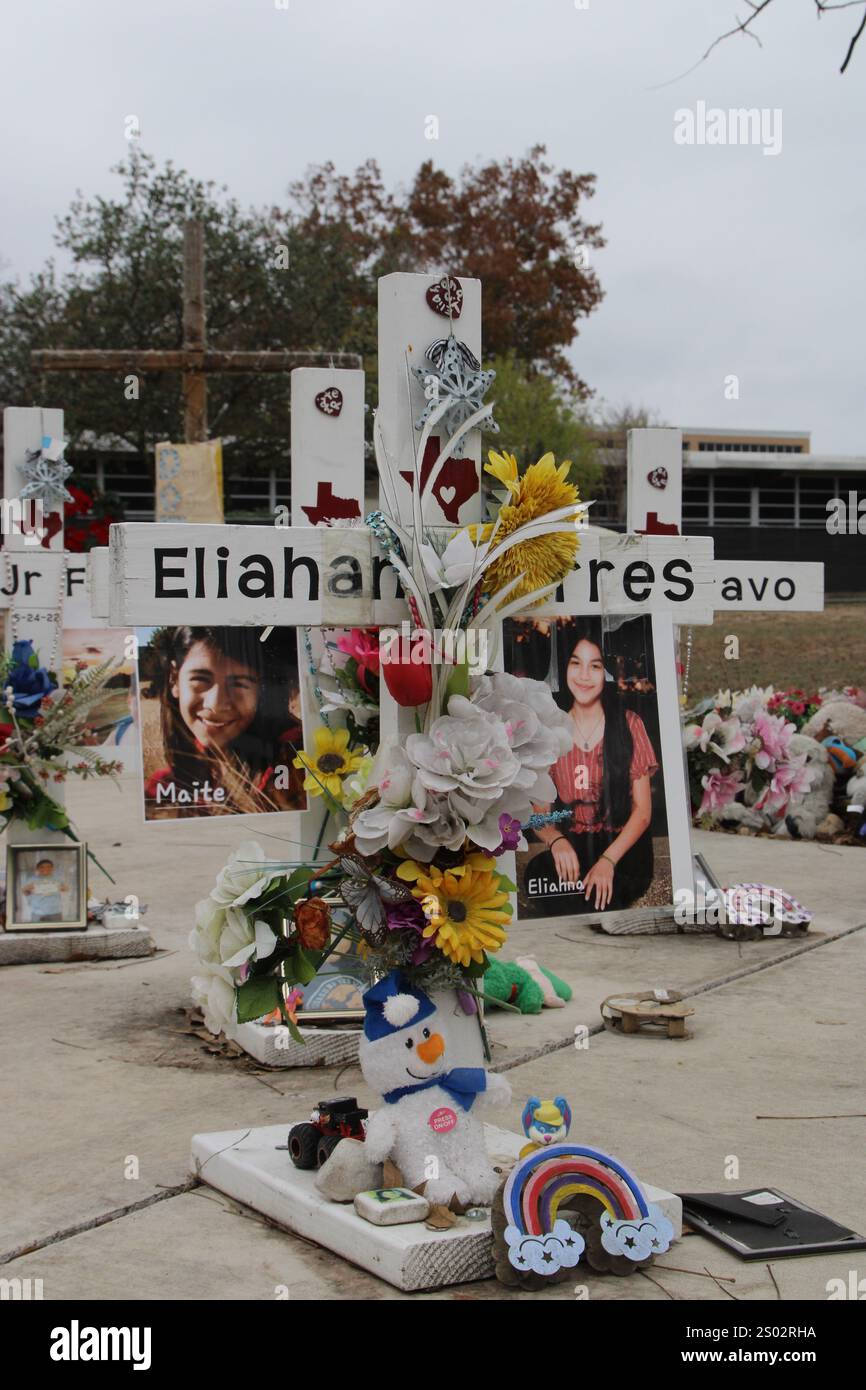 Uvalde, Stati Uniti. 23 dicembre 2024. Una croce per Eliahna Torres al Robb Elementary School Shooting Memorial di Uvalde, Texas, USA, il 23 dicembre 2024. Nel maggio dell'anno 2022 un adolescente ha ucciso 19 studenti e due insegnanti alla Robb Elementary School. (Foto di Carlos Kosienski/Sipa) credito: SIPA USA/Alamy Live News Foto Stock