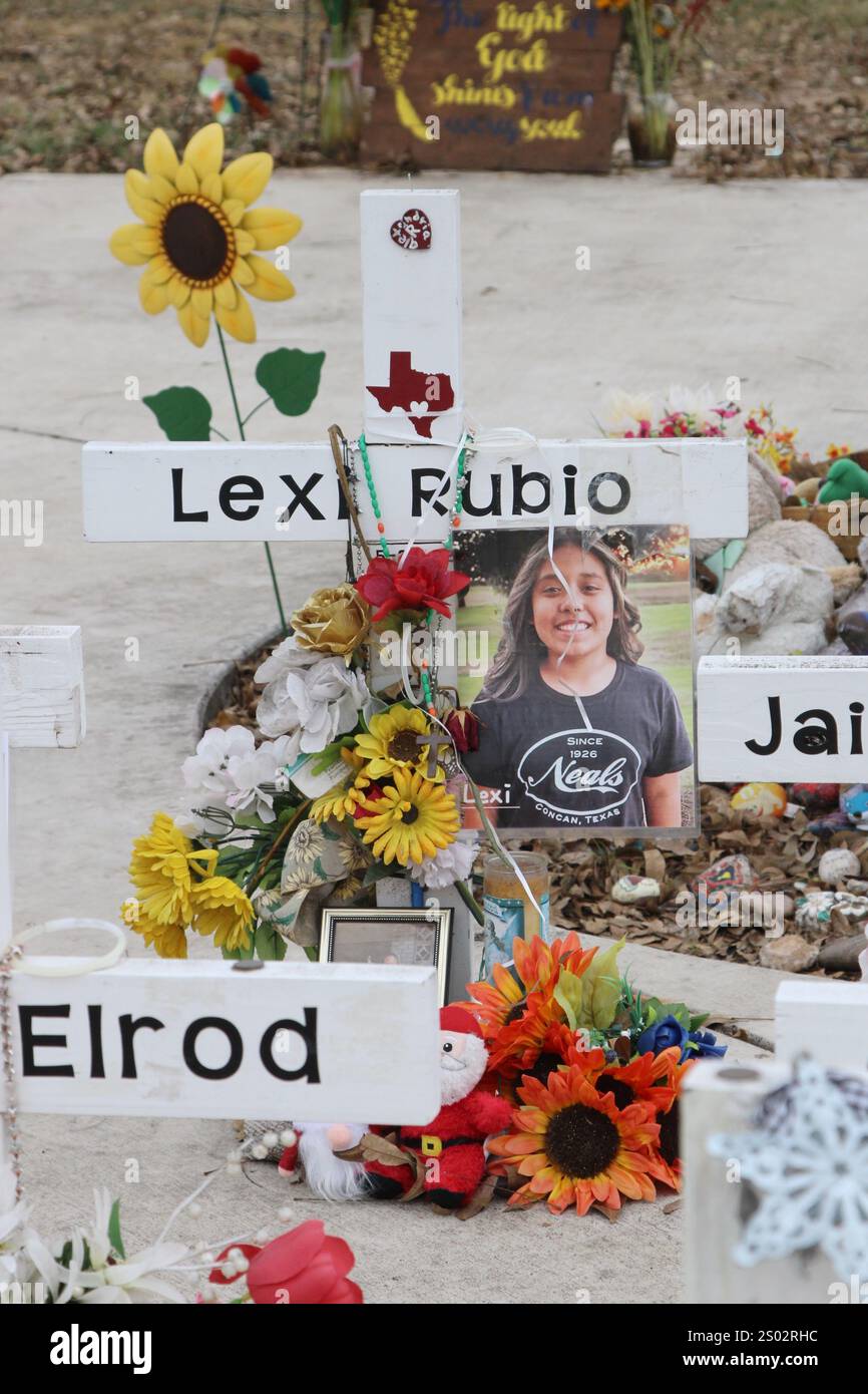 Uvalde, Stati Uniti. 23 dicembre 2024. Una croce per Lexi Rubio al Robb Elementary School Shooting Memorial di Uvalde, Texas, USA, il 23 dicembre 2024. Nel maggio dell'anno 2022 un adolescente ha ucciso 19 studenti e due insegnanti alla Robb Elementary School. (Foto di Carlos Kosienski/Sipa) credito: SIPA USA/Alamy Live News Foto Stock