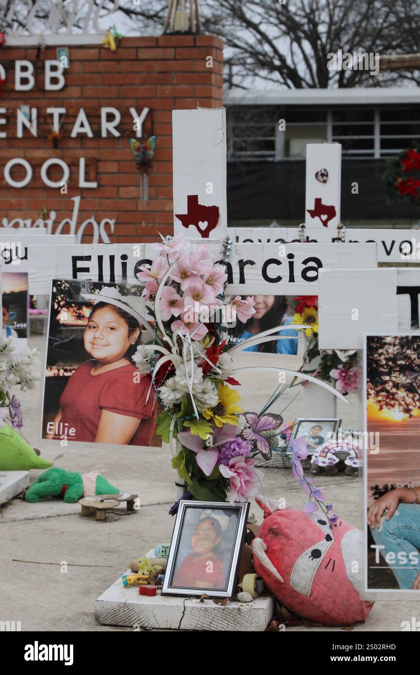 Uvalde, Stati Uniti. 23 dicembre 2024. Una croce per Ellie Garcia al Robb Elementary School Shooting Memorial di Uvalde, Texas, USA, il 23 dicembre 2024. Nel maggio dell'anno 2022 un adolescente ha ucciso 19 studenti e due insegnanti alla Robb Elementary School. (Foto di Carlos Kosienski/Sipa) credito: SIPA USA/Alamy Live News Foto Stock