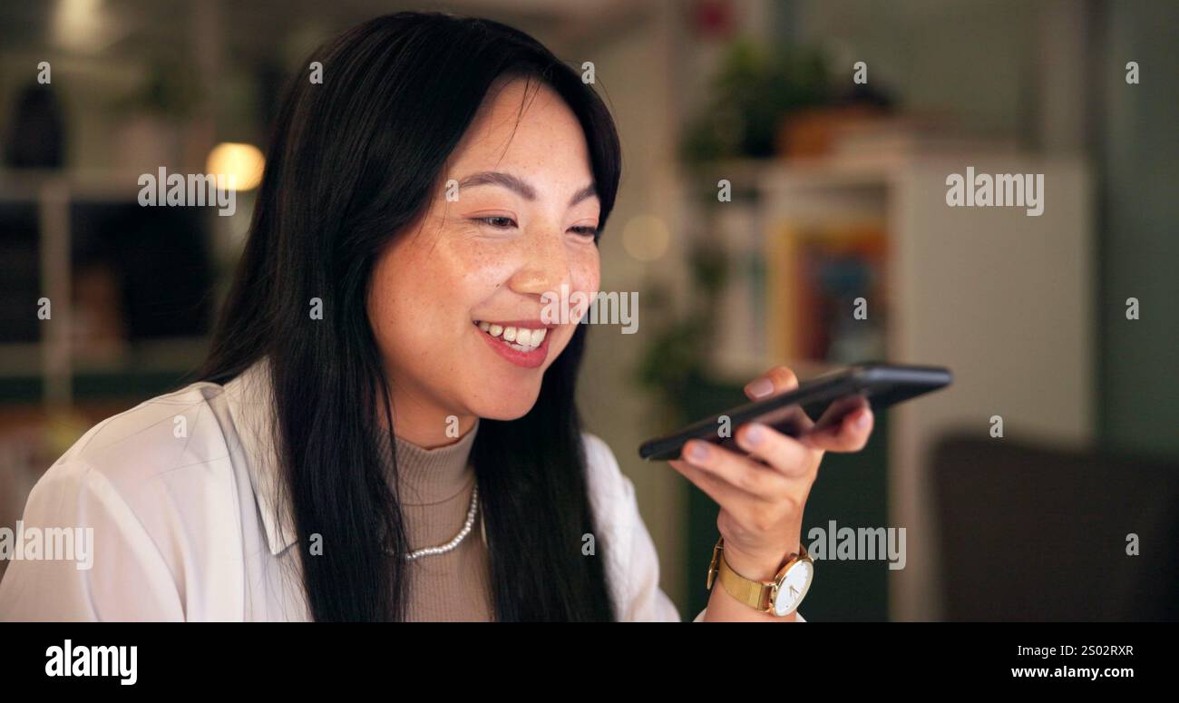 Donna d'affari asiatica, speaker e telefonata a casa per lavorare in remoto con vendite, agenzie creative o idee. Notte, consulenza o registrazione vocale di Foto Stock