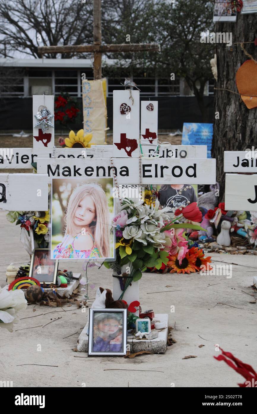 Uvalde, Stati Uniti. 23 dicembre 2024. Una croce per Makenna Elrod al Robb Elementary School Shooting Memorial a Uvalde, Texas, USA, il 23 dicembre 2024. Nel maggio dell'anno 2022 un adolescente ha ucciso 19 studenti e due insegnanti alla Robb Elementary School. (Foto di Carlos Kosienski/Sipa) credito: SIPA USA/Alamy Live News Foto Stock
