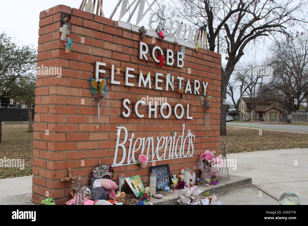 Uvalde, Stati Uniti. 23 dicembre 2024. Il cartello della Robb Elementary School Bienvenidos (benvenuto) alla Robb Elementary di Uvalde, Texas, USA, il 23 dicembre 2024. Nel maggio dell'anno 2022 un adolescente ha ucciso 19 studenti e due insegnanti alla Robb Elementary School. (Foto di Carlos Kosienski/Sipa) credito: SIPA USA/Alamy Live News Foto Stock