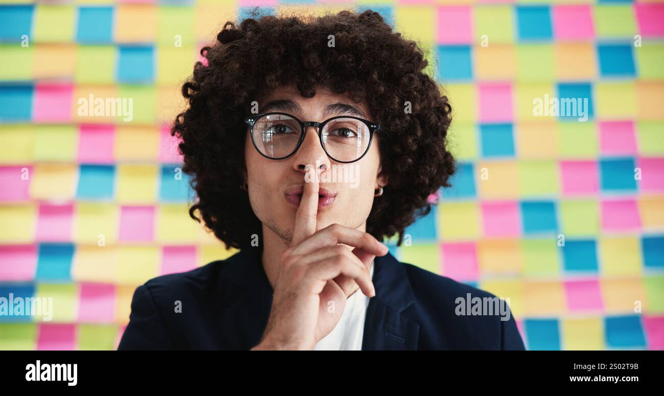 Silenzio, segreto e ritratto di un uomo d'affari in studio per la politica sulla privacy, il brevetto sul copyright e il promemoria. Violazione della sicurezza, informazioni riservate Foto Stock