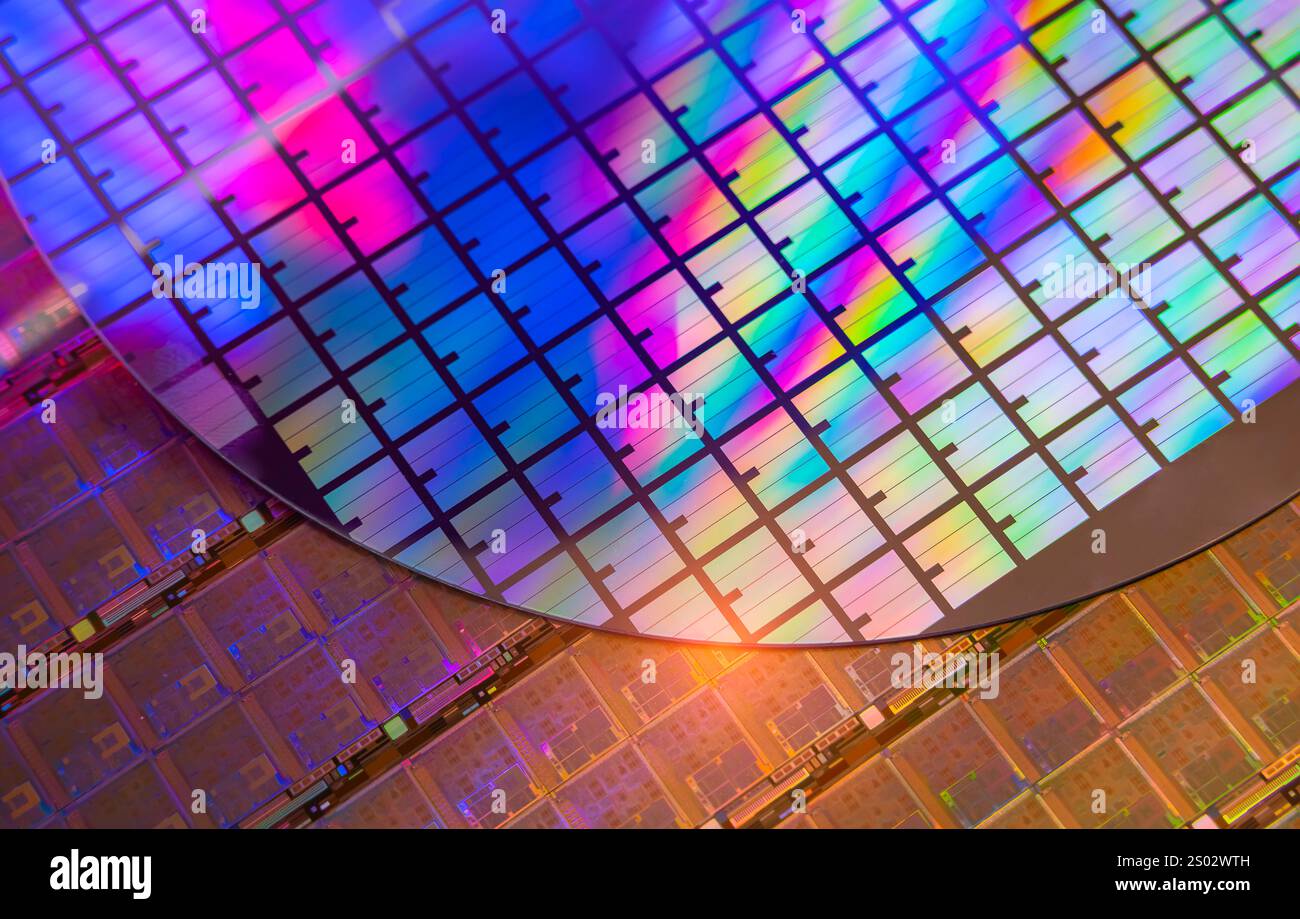 Vista ravvicinata del wafer per computer in silicio multicolore iridescente. Foto Stock