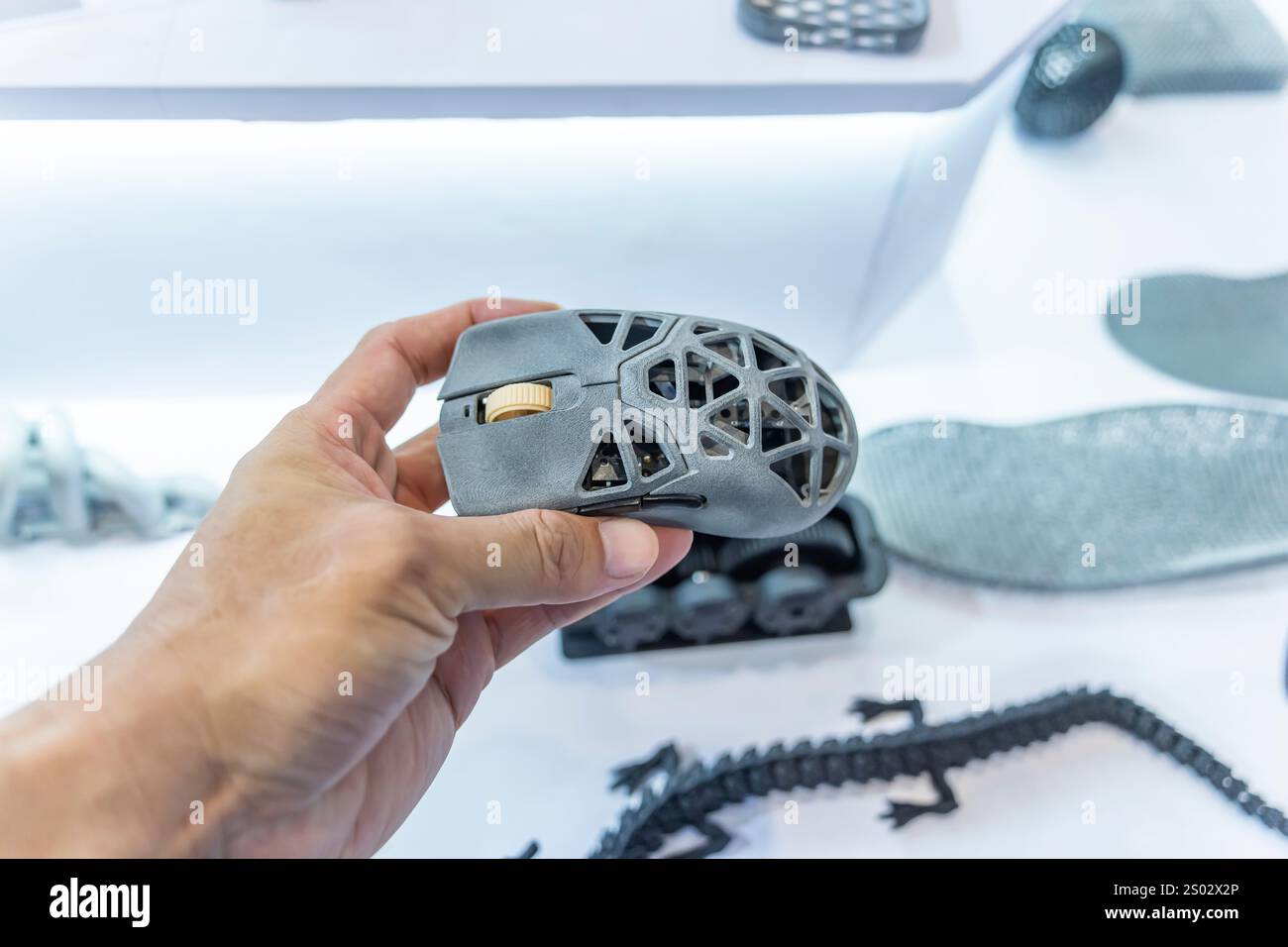 mano con un oggetto cavo per mouse stampato su una stampante 3d in primo piano Foto Stock