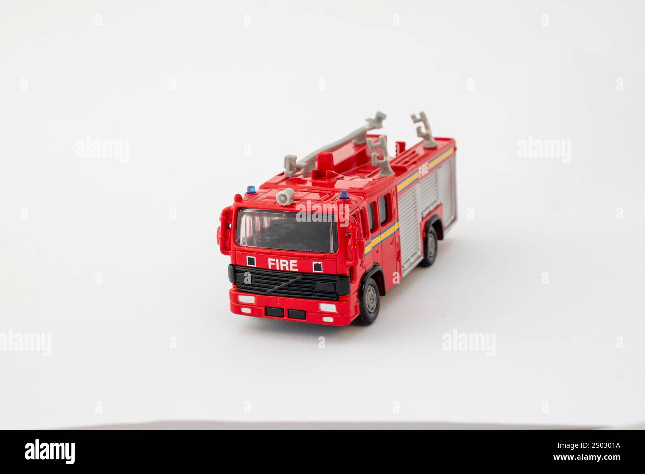 Modello di un camion dei vigili del fuoco su sfondo bianco Foto Stock