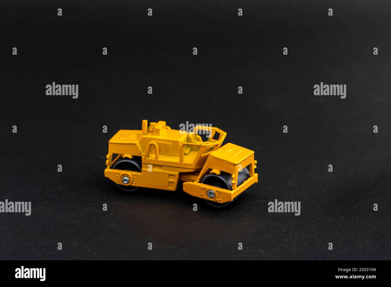 Modello di macchina a rulli giocattolo giallo Foto Stock