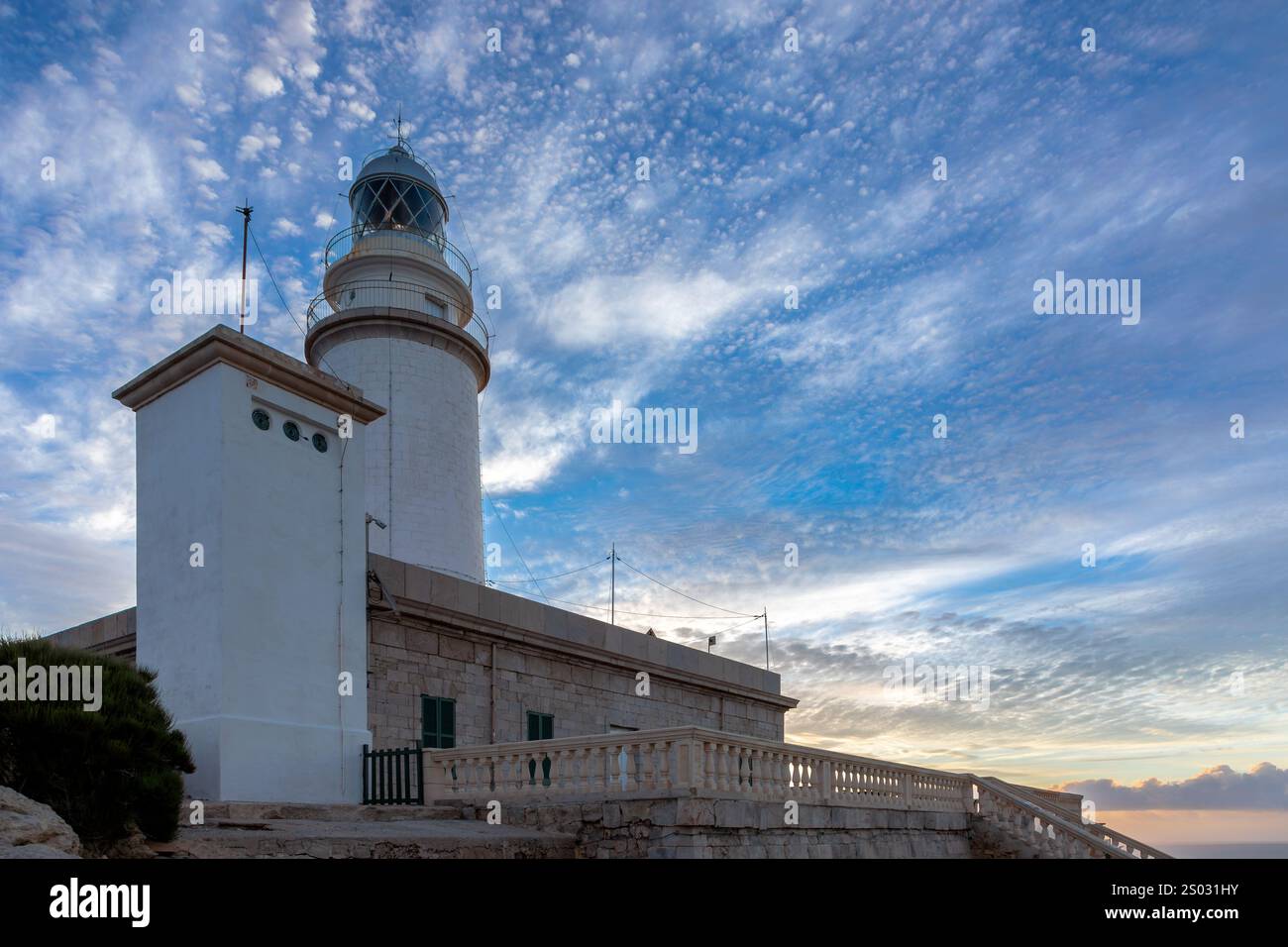 Faro a Cap de Formentor, isola di Maiorca, Spagna, alla luce del mattino Foto Stock