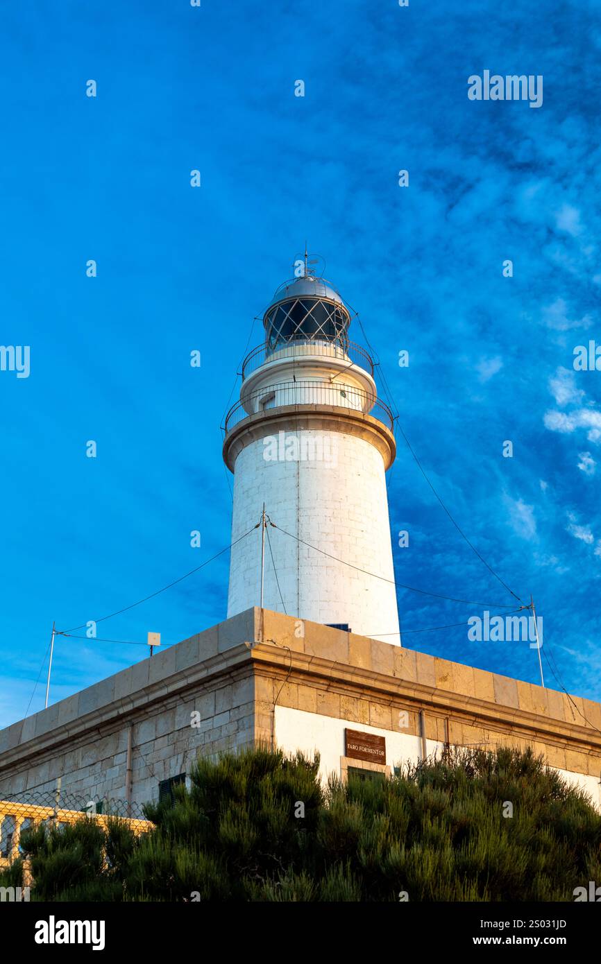Faro a Cap de Formentor, isola di Maiorca, Spagna, alla luce del mattino Foto Stock