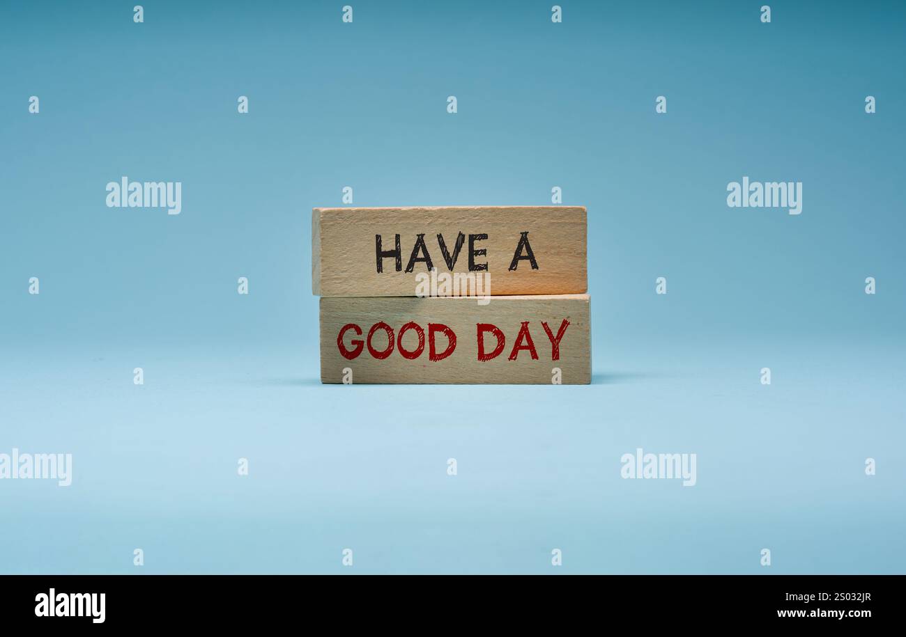 Buona giornata è scritta su blocchi di legno su sfondo blu Foto Stock