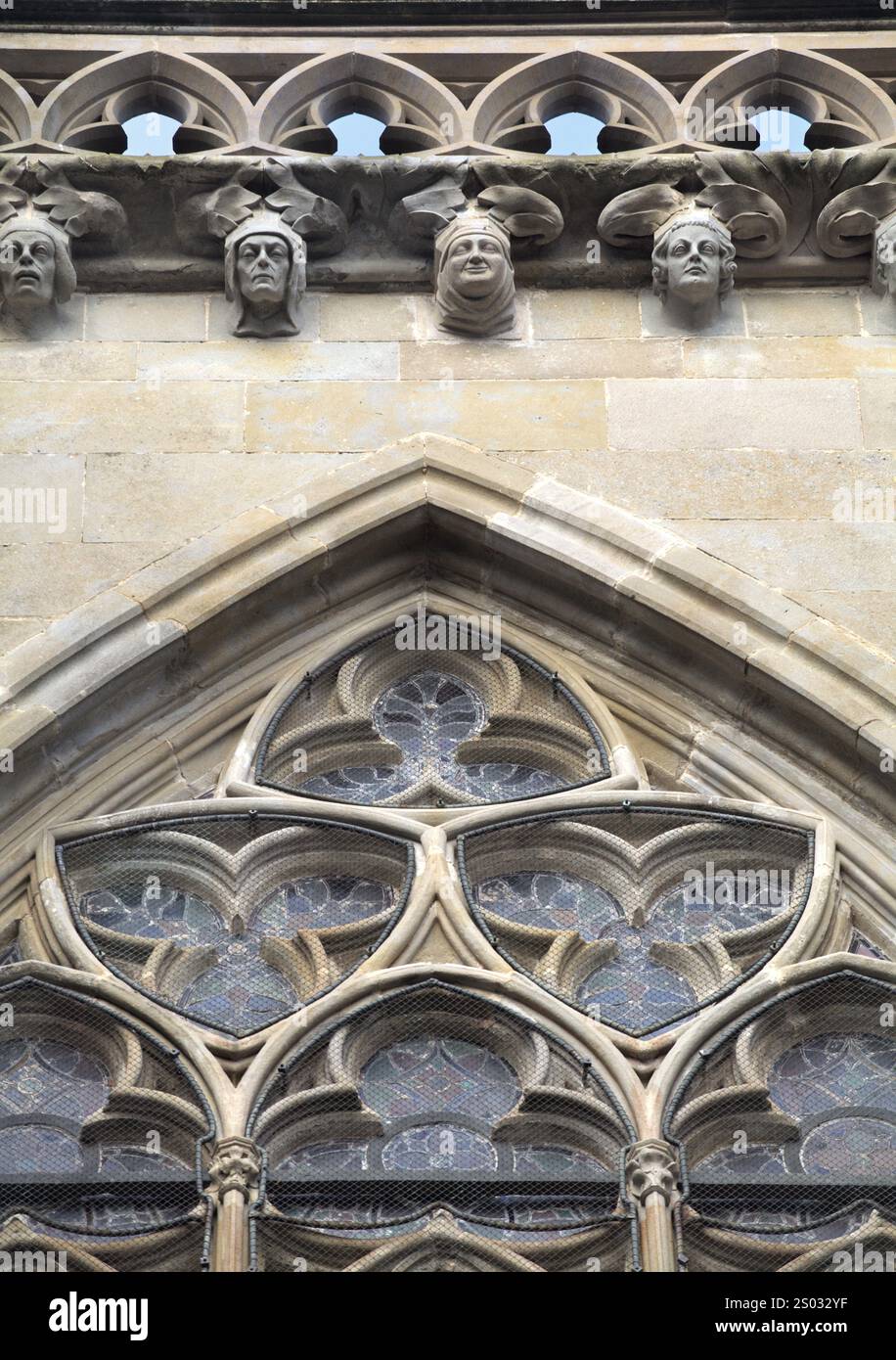 Intricati lavori in pietra adornano una facciata storica a Carcassonne, in Francia, che mostra arte. Foto Stock