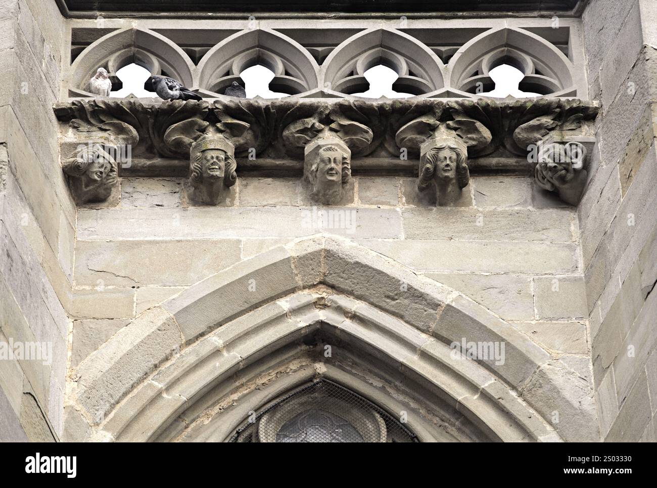 Intricati lavori in pietra adornano una facciata storica a Carcassonne, in Francia, che mostra arte. Foto Stock