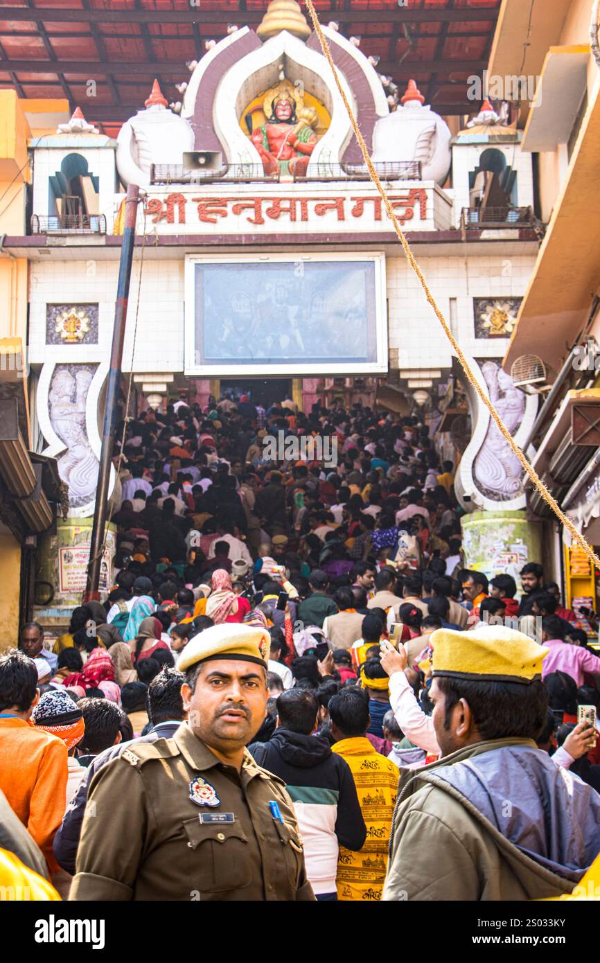 Pellegrini a Hanuman Garhi e dintorni, un tempio del X secolo è una delle attrazioni più popolari di Ayodhya. SU, India. Foto Stock