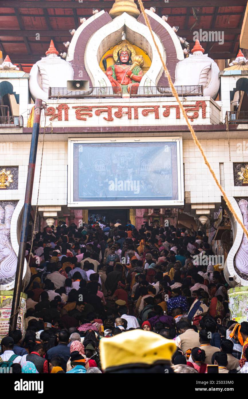 Pellegrini a Hanuman Garhi e dintorni, un tempio del X secolo è una delle attrazioni più popolari di Ayodhya. SU, India. Foto Stock