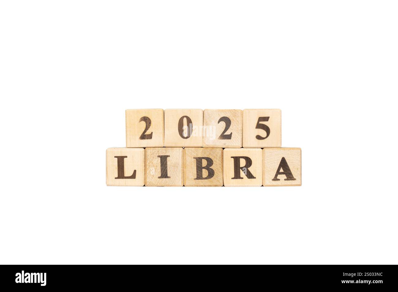 Simbolo zodiaco Libra in cubi di legno. Sfondo bianco. Set di simboli astrologici. Oroscopo 2025 settembre 22 ottobre 23. 20 Foto Stock