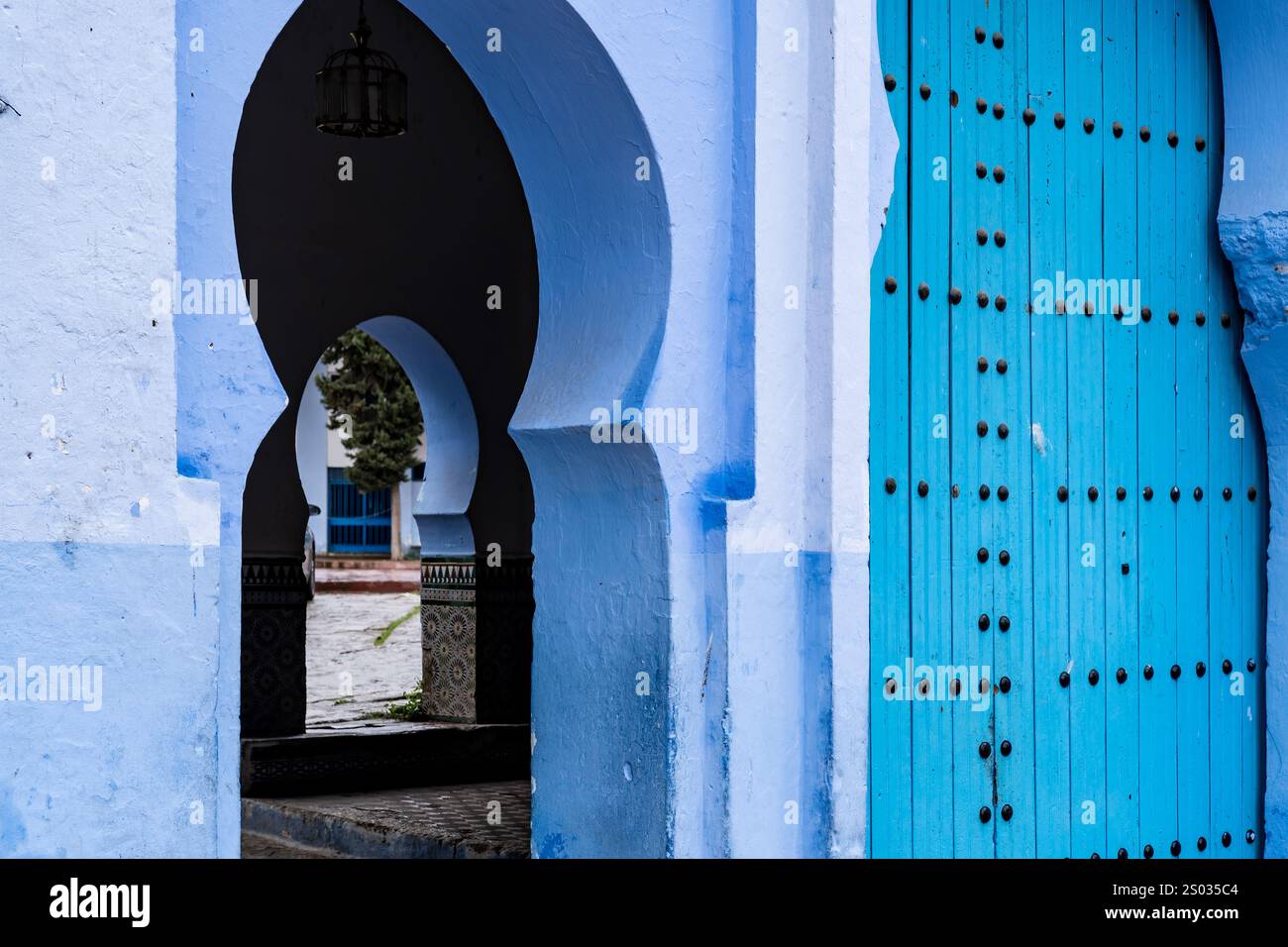 Tangeri, Marocco - 26 marzo 2024: Particolare delle strade di Chefchaouen la città blu durante la giornata nuvolosa Foto Stock
