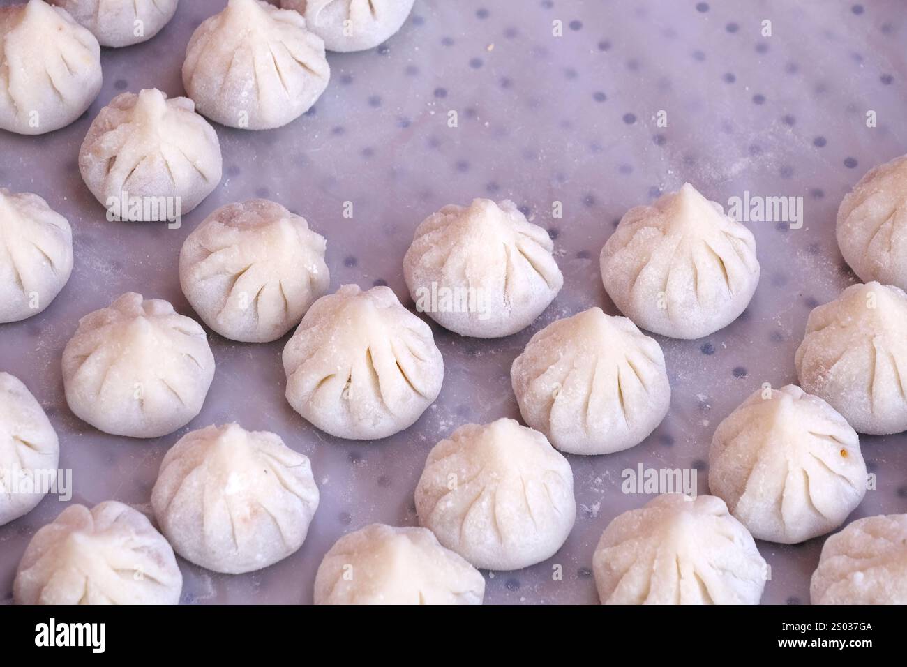 Donna che prepara il riso dolce modak ripieno di cocco grattugiato e gesso, al vapore o ukdiche Modak. E' un piatto dolce tradizionale a base di cocco, ja Foto Stock