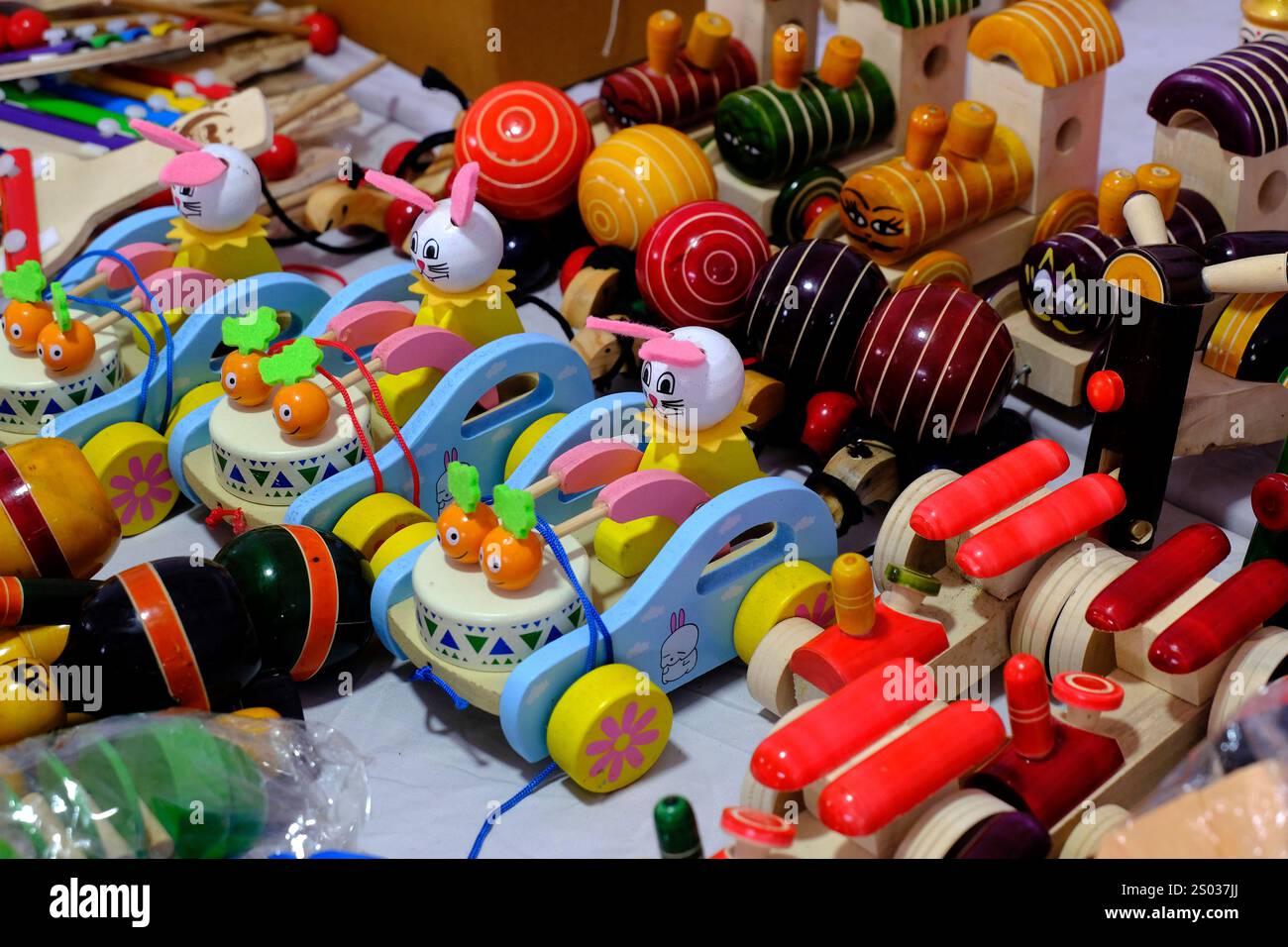 Giocattoli tradizionali fatti a mano colorati in legno, giocattoli in legno, famiglia, fuoco selettivo. Foto Stock