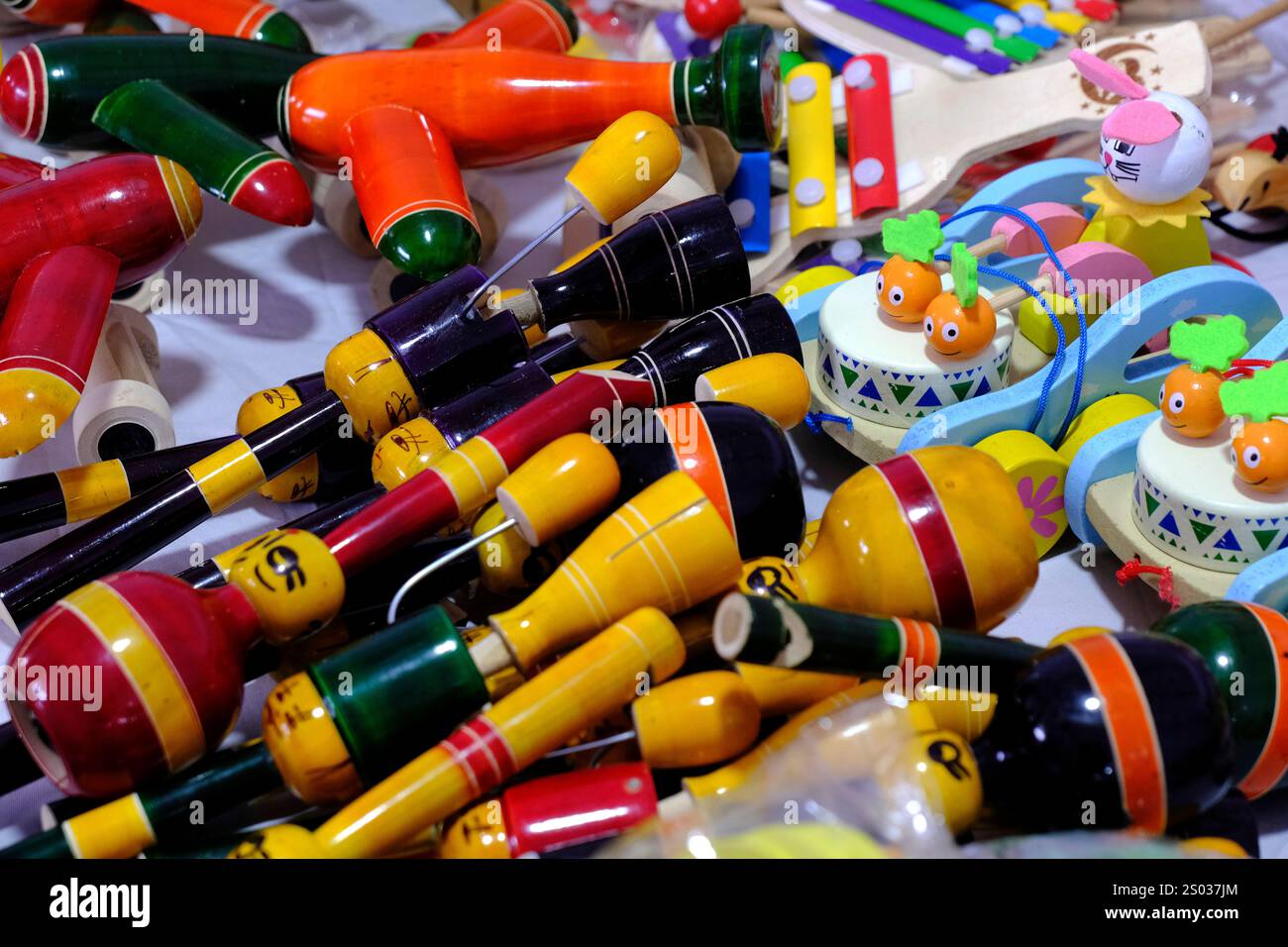 Giocattoli tradizionali fatti a mano colorati in legno, giocattoli in legno, famiglia, fuoco selettivo. Foto Stock