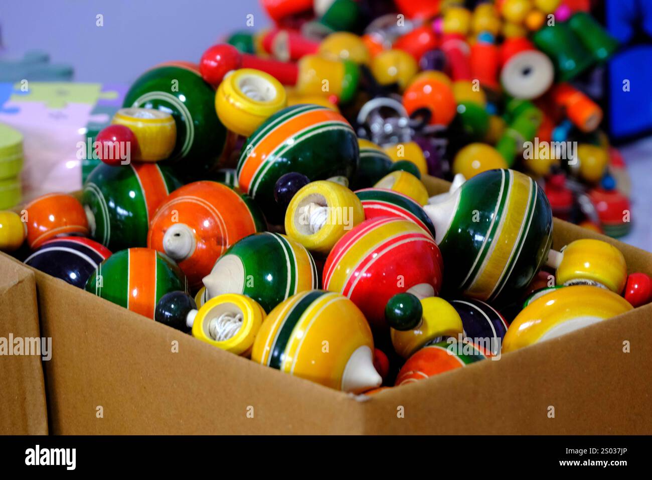 Giocattoli tradizionali fatti a mano colorati in legno, giocattoli in legno, famiglia, fuoco selettivo. Foto Stock
