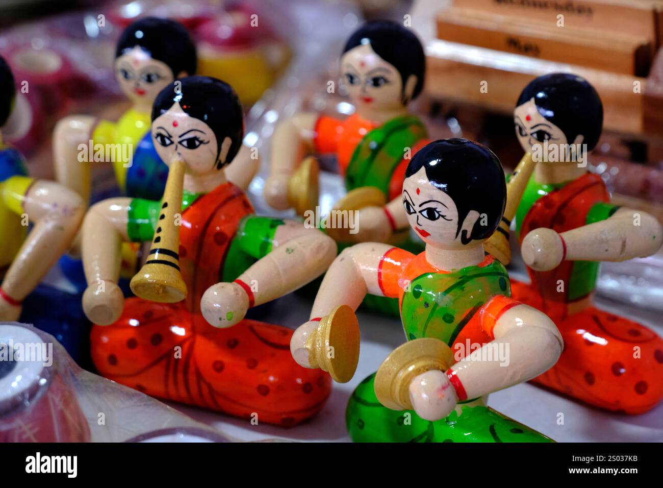 Giocattoli tradizionali fatti a mano colorati in legno, giocattoli in legno, famiglia, fuoco selettivo. Foto Stock