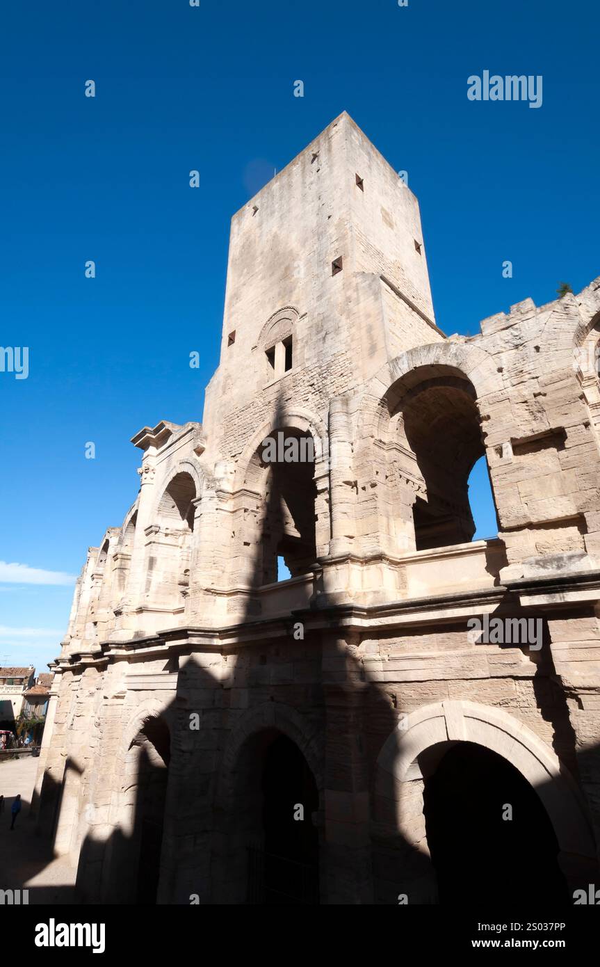 Anfiteatro romano al tramonto con l'ombra della chiesa riflessa sulla facciata, Arles, Bouches du Rhône, Francia Foto Stock