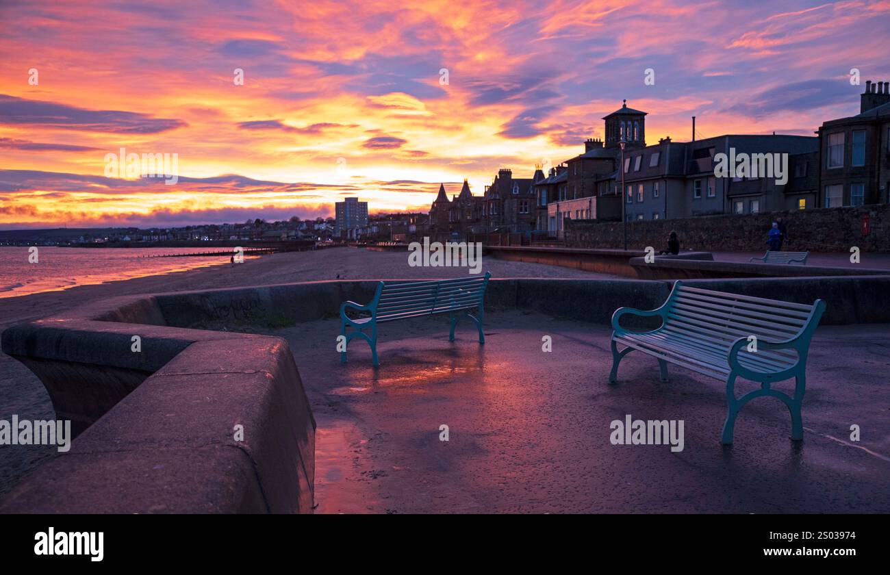 Portobello, Edimburgo, Scozia, Regno Unito. 24 dicembre 2024. Moody warm Sunrise by the Firth of Forth per la vigilia di Natale, temperatura 12 gradi centigradi. Un colorato cielo dell'alba illumina la tranquilla passeggiata con poche persone intorno. Crediti: Archwhite/alamy notizie in diretta. Foto Stock Portobello, Edimburgo, Scozia, Regno Unito. 24 dicembre 2024. Moody warm Sunrise by the Firth of Forth per la vigilia di Natale, temperatura 12 gradi centigradi. Un colorato cielo dell'alba illumina la tranquilla passeggiata con poche persone intorno. Crediti: Archwhite/alamy notizie in diretta. Foto Stock