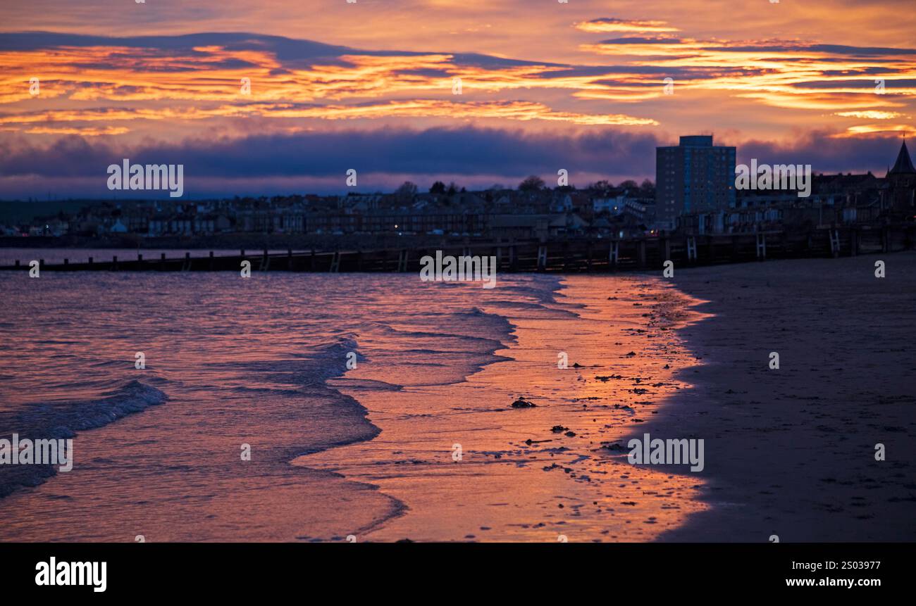 Portobello, Edimburgo, Scozia, Regno Unito. 24 dicembre 2024. Moody warm Sunrise by the Firth of Forth per la vigilia di Natale, temperatura 12 gradi centigradi. Un colorato cielo dell'alba illumina la tranquilla spiaggia di sabbia credito: Notizie dal vivo Archwhite/alamy. Foto Stock Portobello, Edimburgo, Scozia, Regno Unito. 24 dicembre 2024. Moody warm Sunrise by the Firth of Forth per la vigilia di Natale, temperatura 12 gradi centigradi. Un colorato cielo dell'alba illumina la tranquilla spiaggia di sabbia credito: Notizie dal vivo Archwhite/alamy. Foto Stock