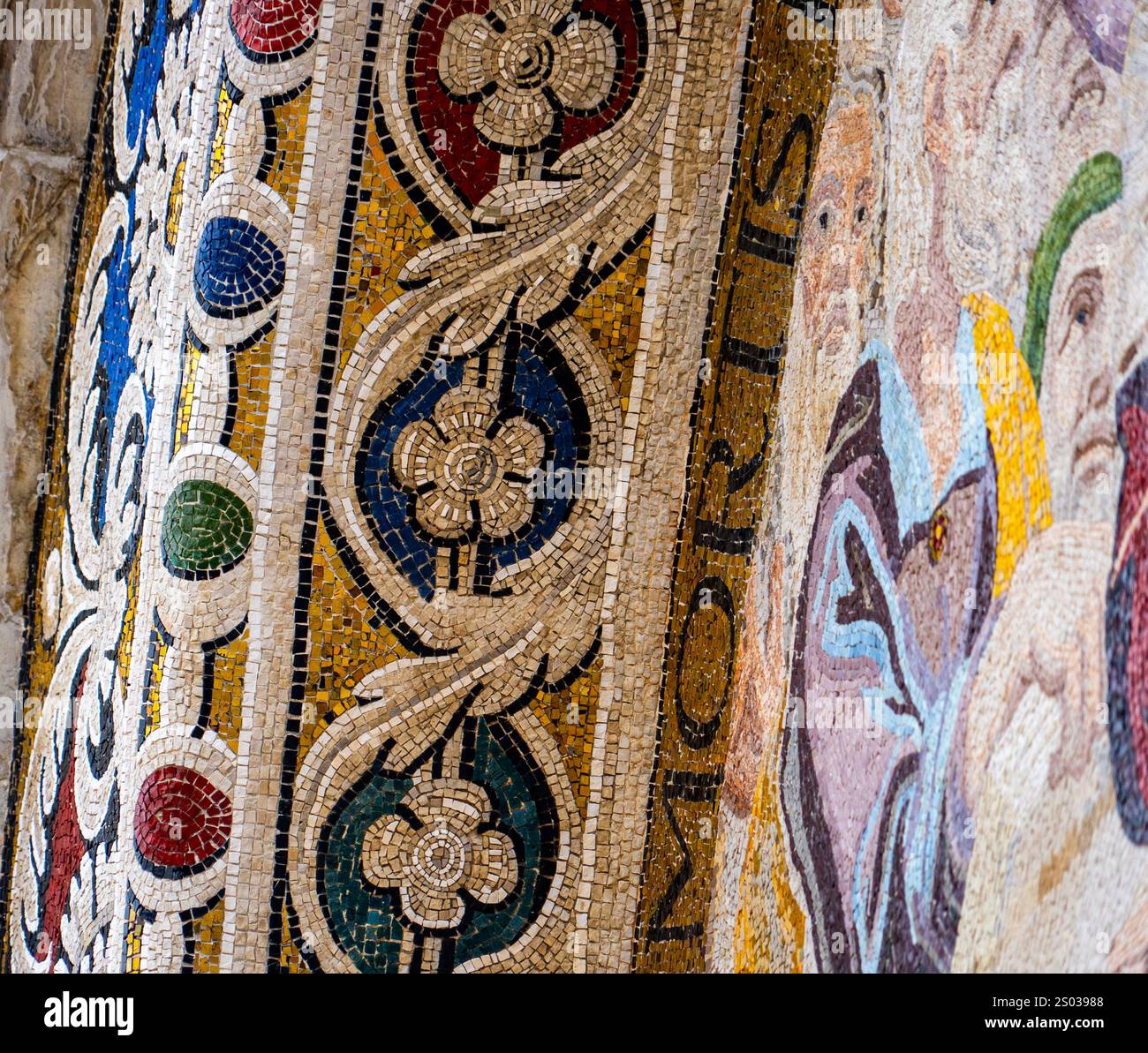 Una vista ravvicinata di un mosaico colorato caratterizzato da fantasie e figure intricate, che mostrano colori vivaci e dettagli artigianali. Foto Stock