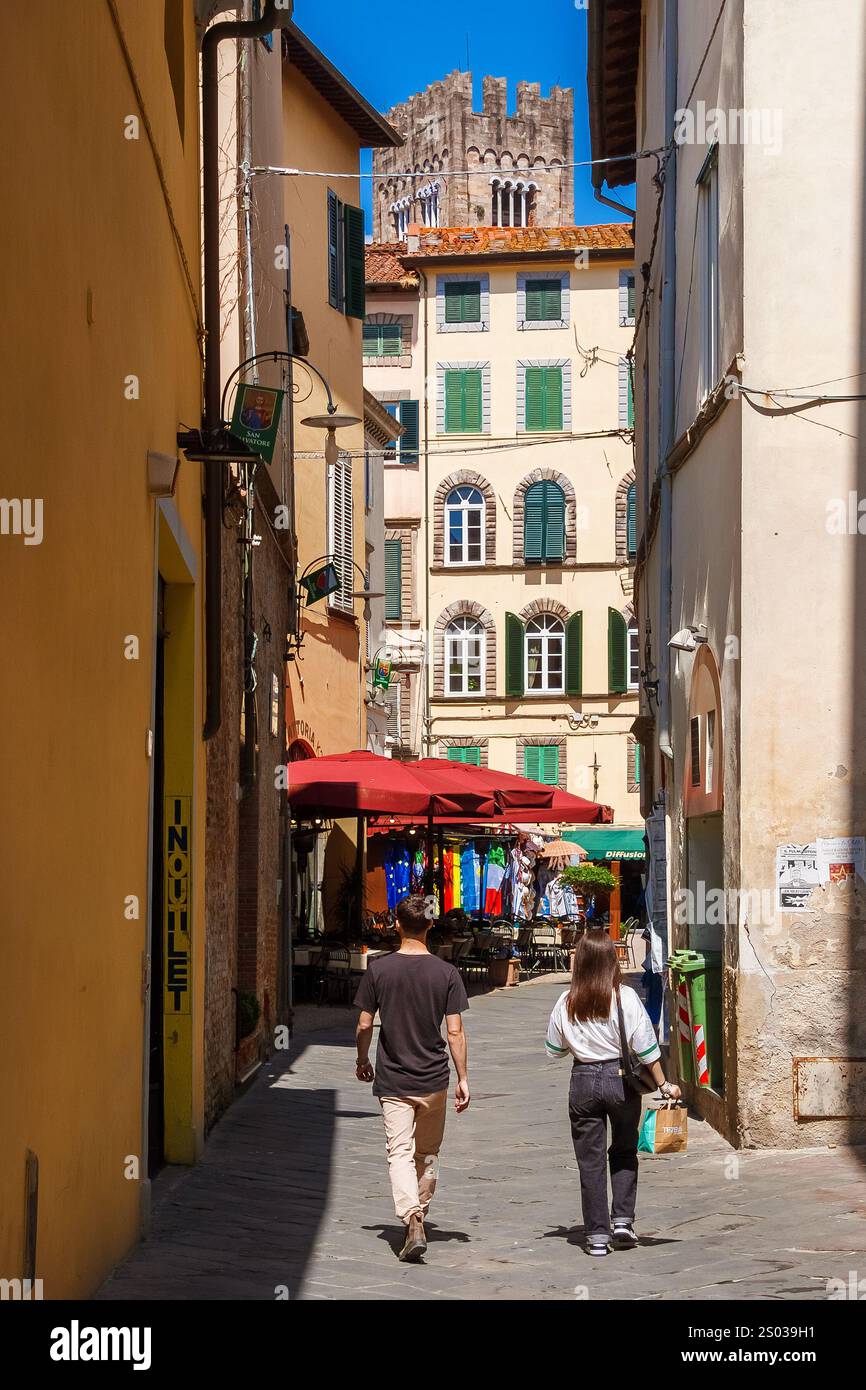 Esplorazione urbana nel bellissimo centro storico di Lucca con il campanile medievale di San Frediano Foto Stock