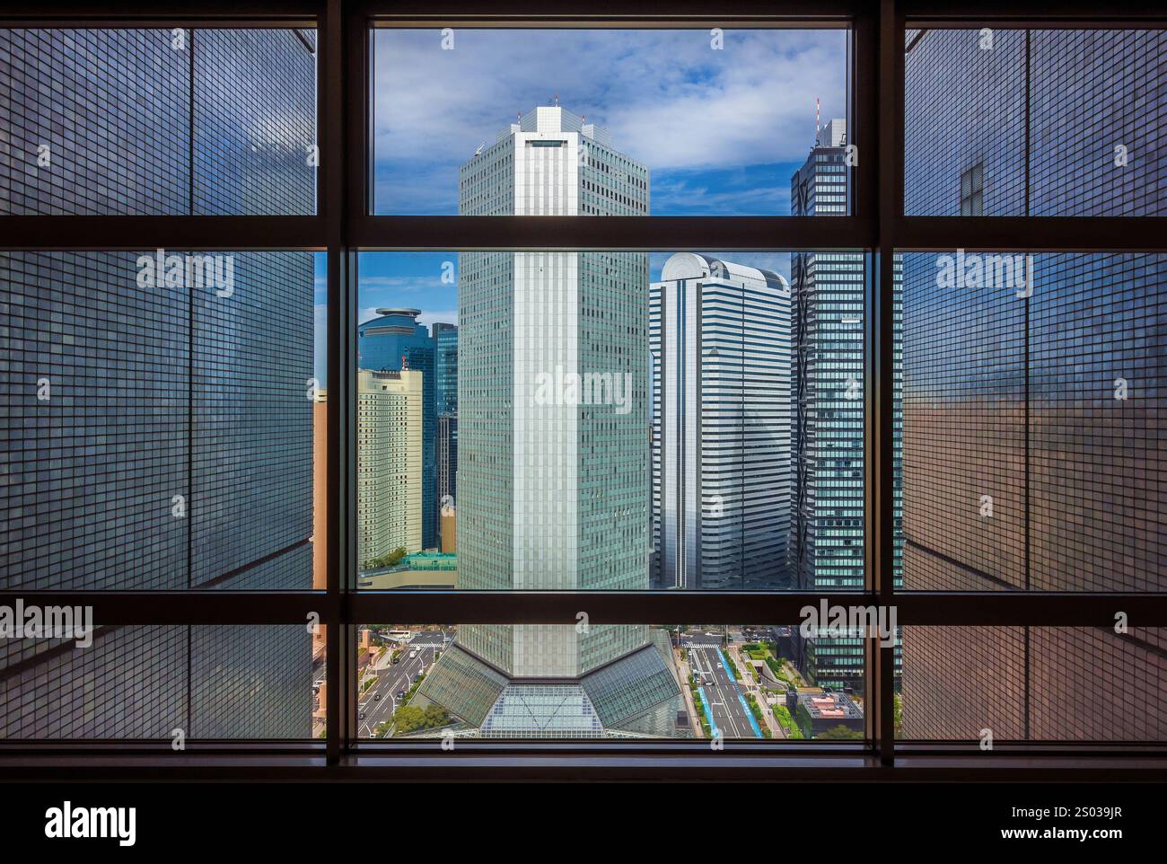Architettura moderna a Tokyo. Skyscrapres a Nishi-Shinjuku visti dall'edificio NS Foto Stock