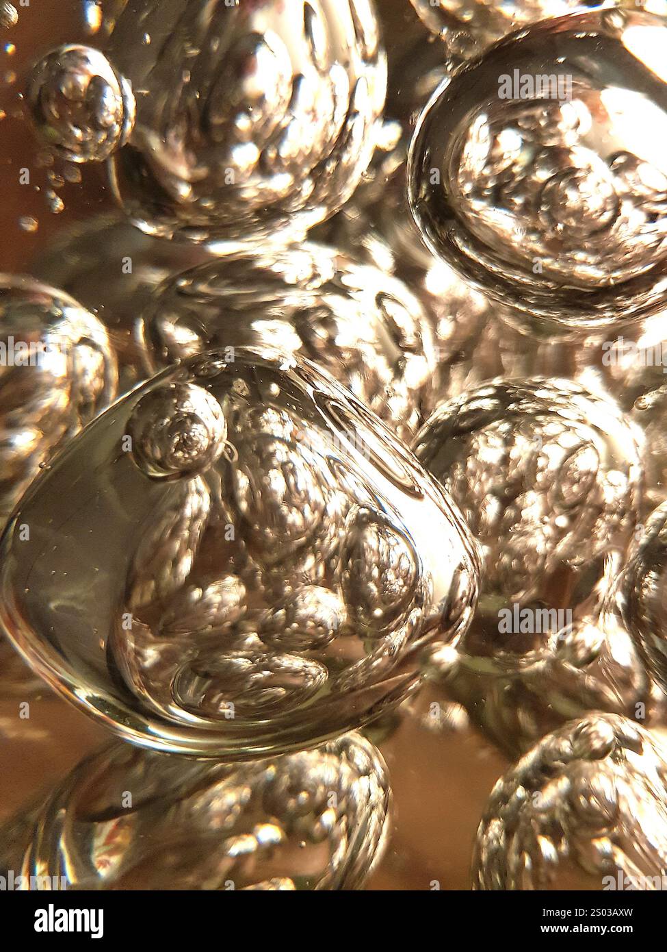 Un dettaglio di vetreria decorativa con bolle che creano un effetto astratto. Foto Stock