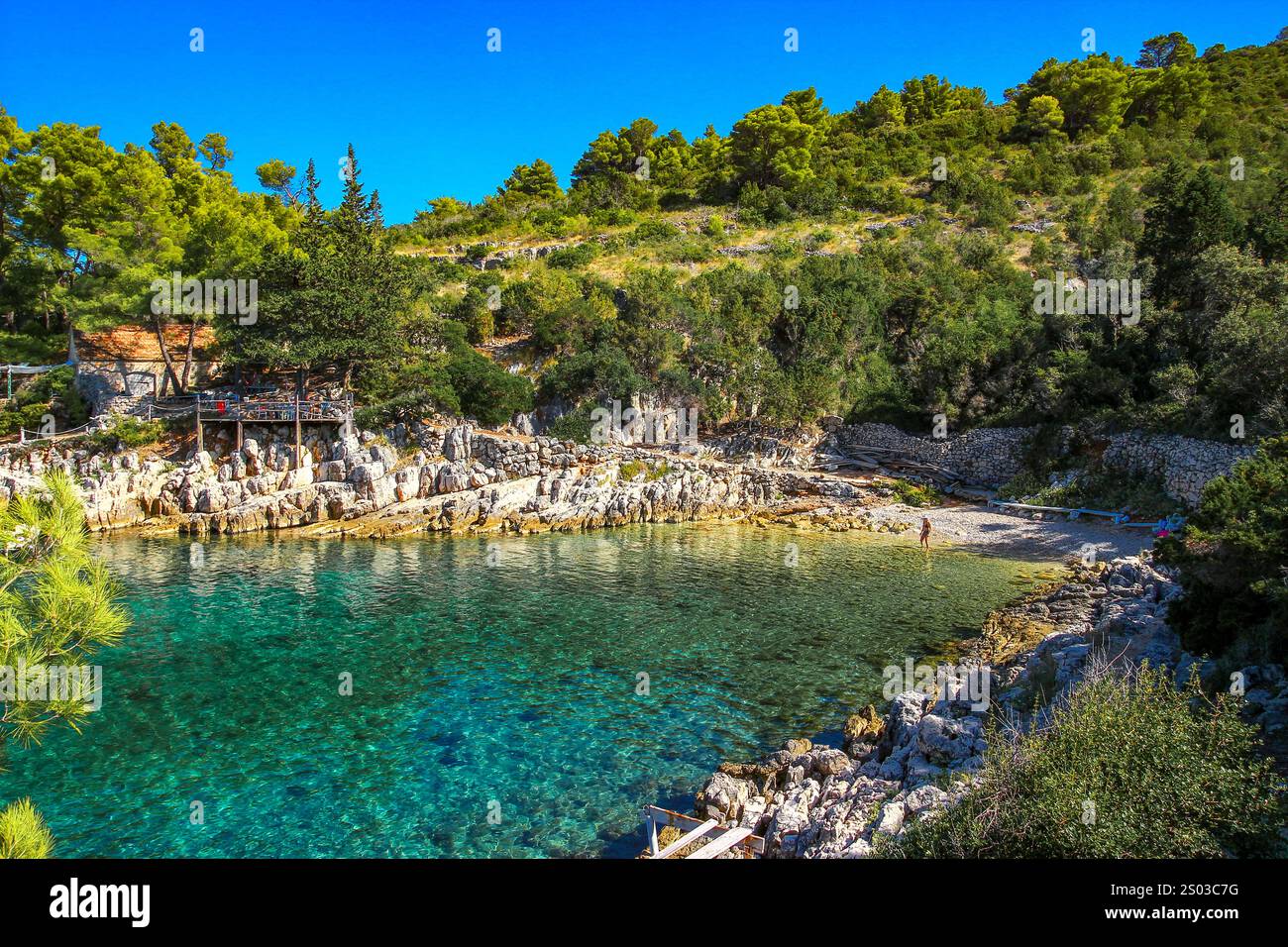 Un viaggio in bicicletta intorno all'isola di Hvar, panorama, spiagge selvagge vicino a Jelsa, un luogo ideale per una pausa vacanza Foto Stock