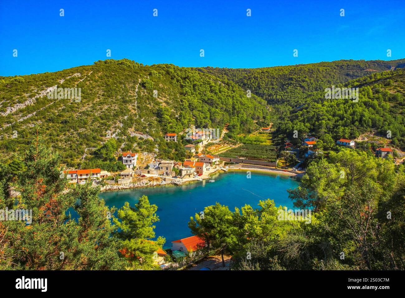 Un viaggio in bicicletta intorno all'isola di Hvar, panorama, spiagge selvagge vicino a Jelsa, un luogo ideale per una pausa vacanza Foto Stock