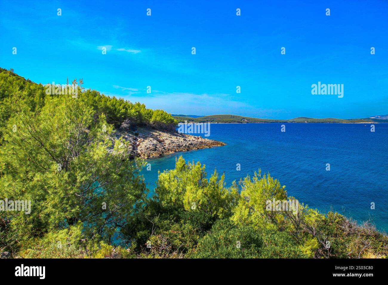 Un viaggio in bicicletta intorno all'isola di Hvar, panorama, spiagge selvagge vicino a Jelsa, un luogo ideale per una pausa vacanza Foto Stock