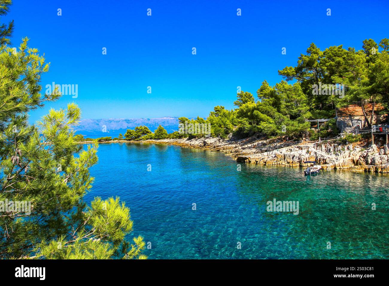 Un viaggio in bicicletta intorno all'isola di Hvar, panorama, spiagge selvagge vicino a Jelsa, un luogo ideale per una pausa vacanza Foto Stock