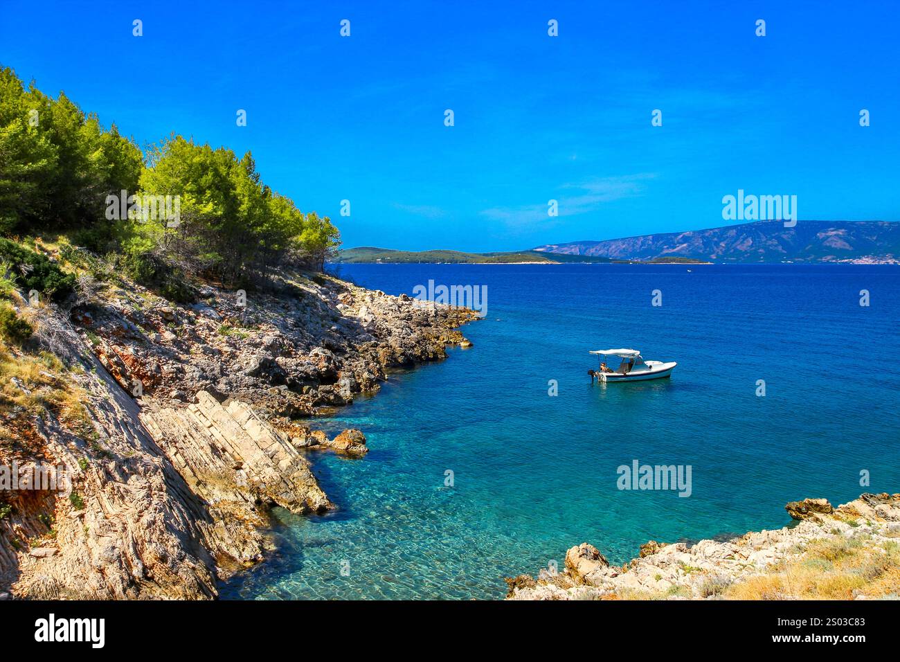 Un viaggio in bicicletta intorno all'isola di Hvar, panorama, spiagge selvagge vicino a Jelsa, un luogo ideale per una pausa vacanza Foto Stock