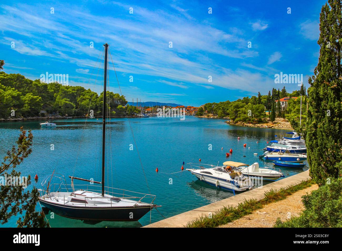 Panorama della città, vista dei monumenti di Vrboska, attrazioni sull'isola di Hvar, barche ormeggiate nella baia Foto Stock
